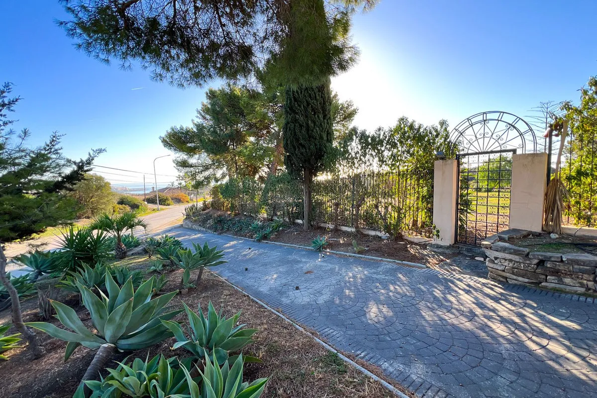 Buy Estepona 4 bedrooms villa