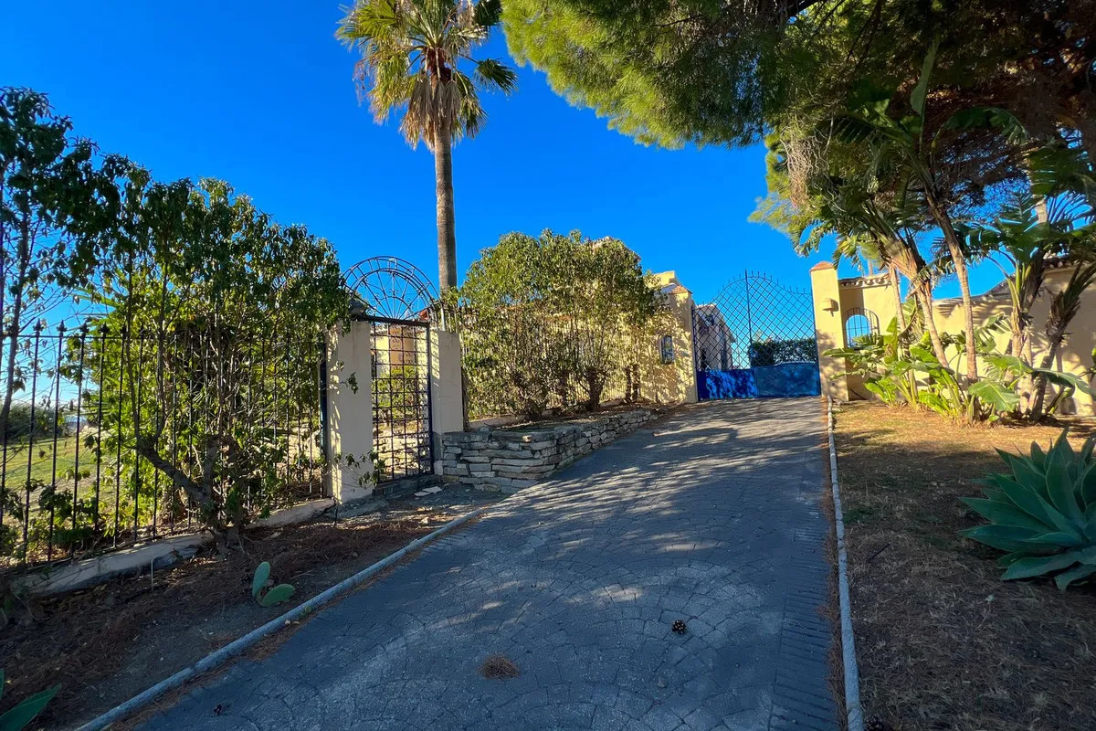 Buy Estepona 4 bedrooms villa