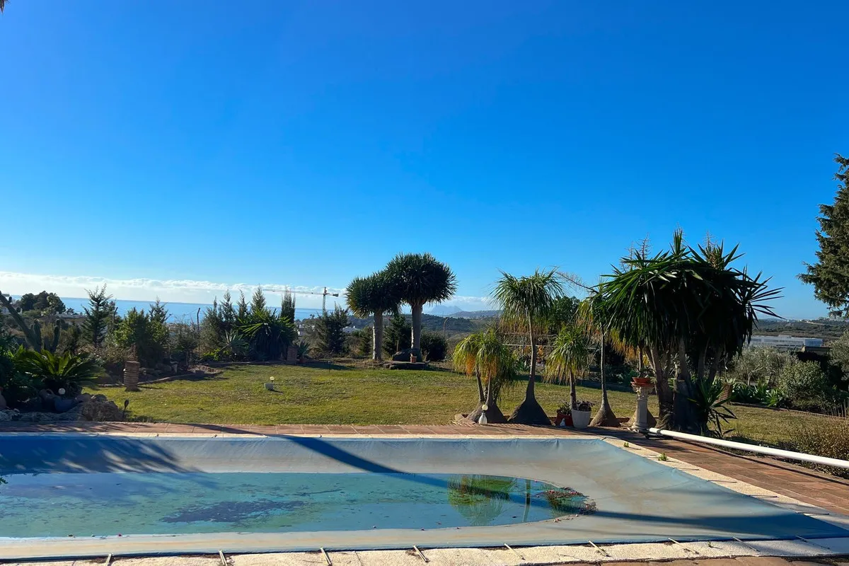 Buy Estepona 4 bedrooms villa