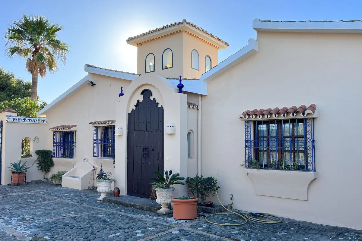 Buy Estepona 4 bedrooms villa