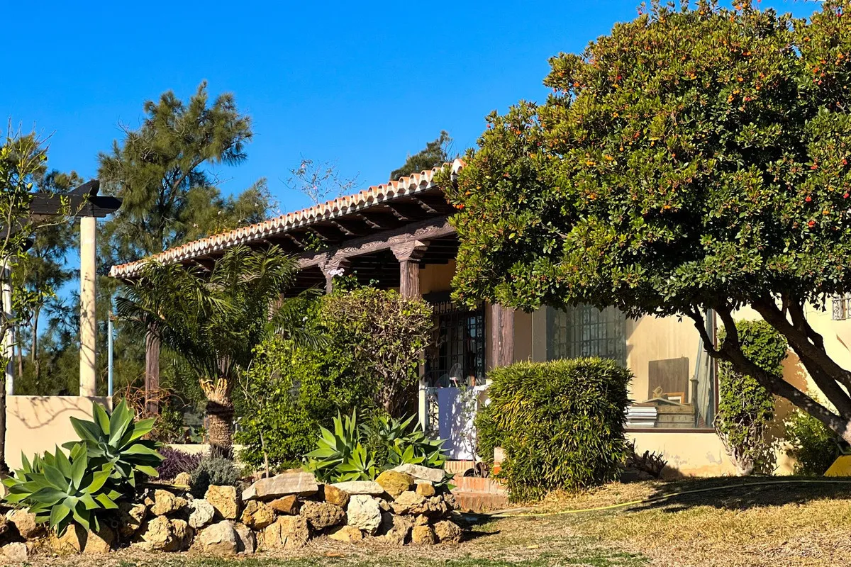 Buy Estepona 4 bedrooms villa