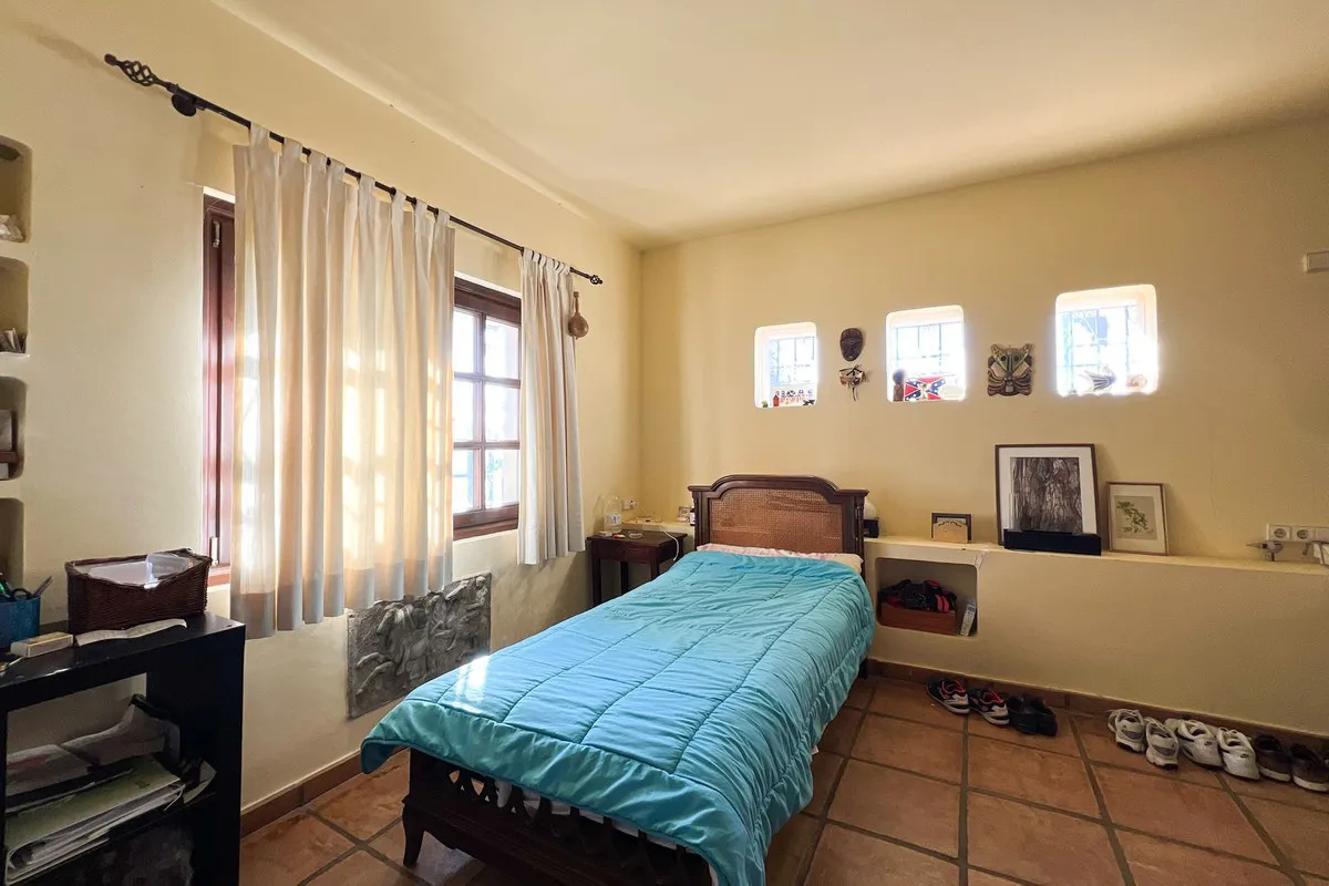 Buy Estepona 4 bedrooms villa