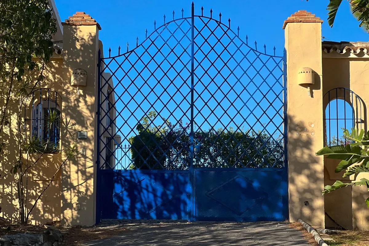 Buy Estepona 4 bedrooms villa