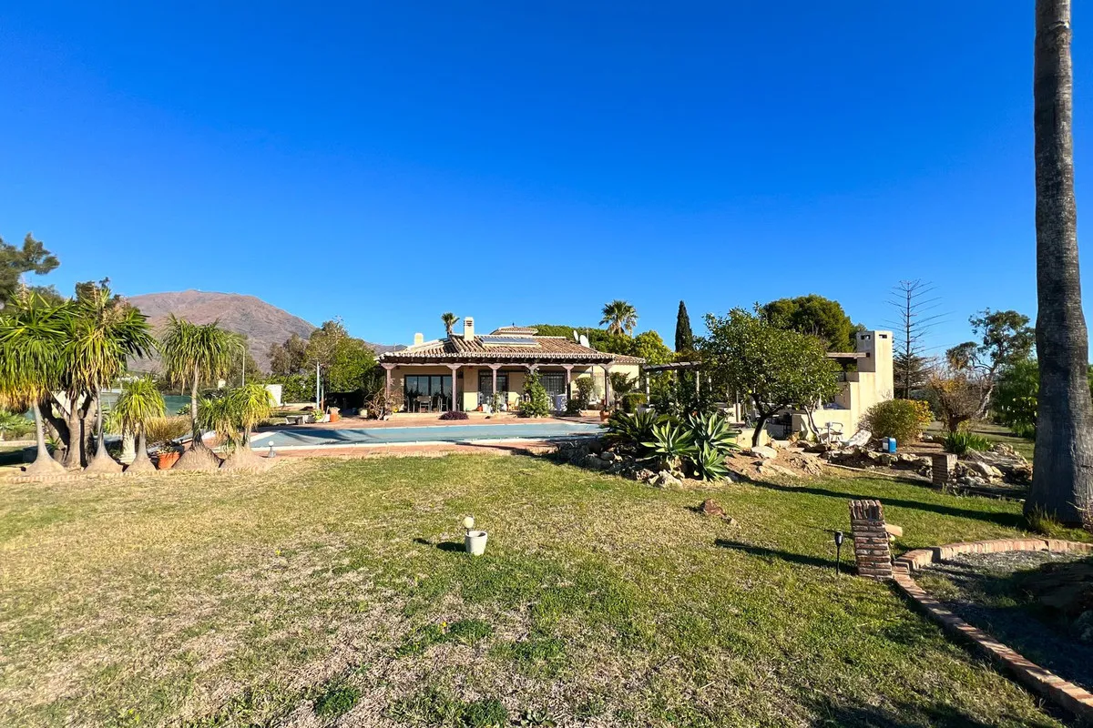 Buy Estepona 4 bedrooms villa