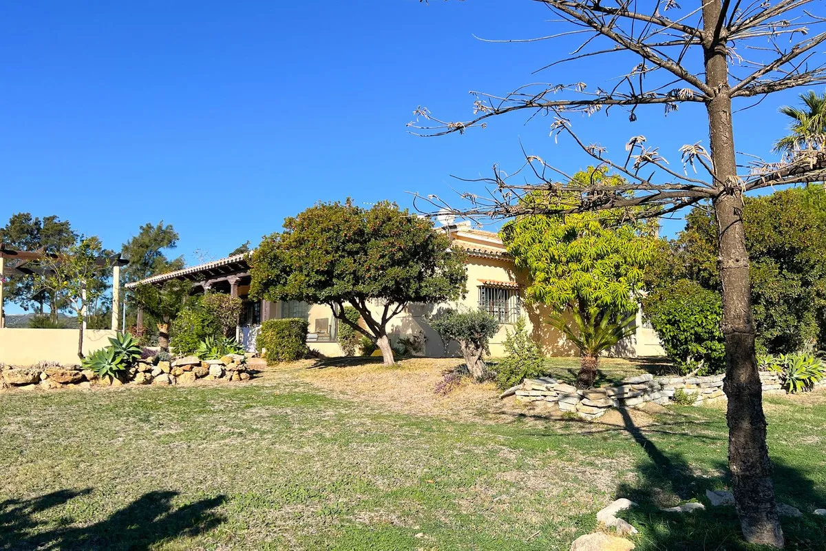 Buy Estepona 4 bedrooms villa