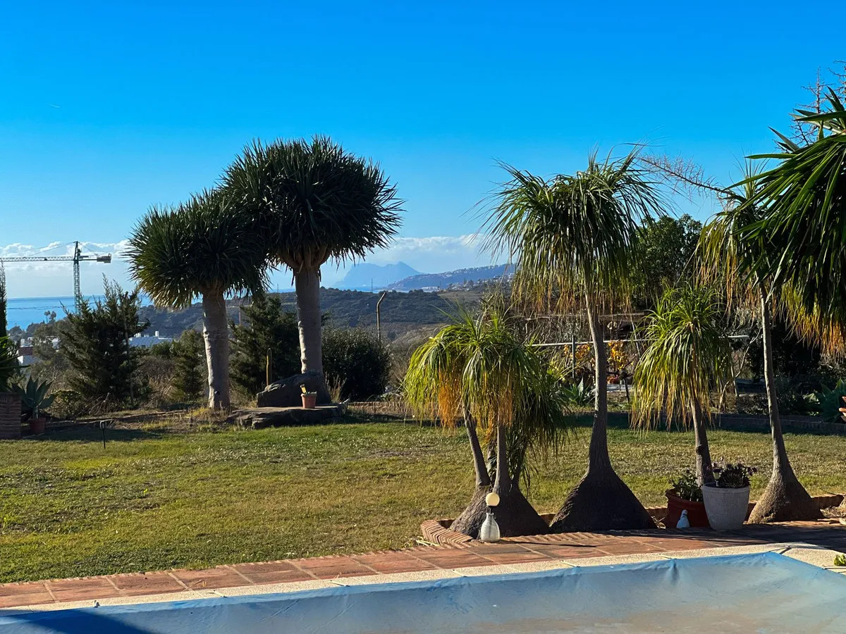 Buy Estepona 4 bedrooms villa