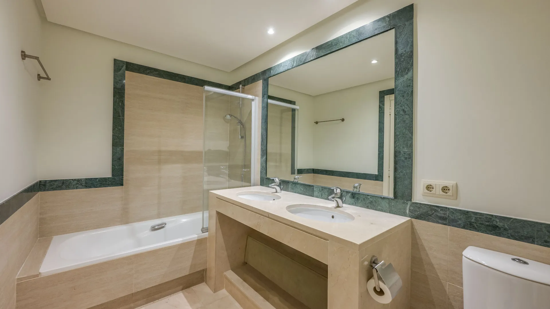 For sale Altos de La Quinta 2 bedrooms apartment