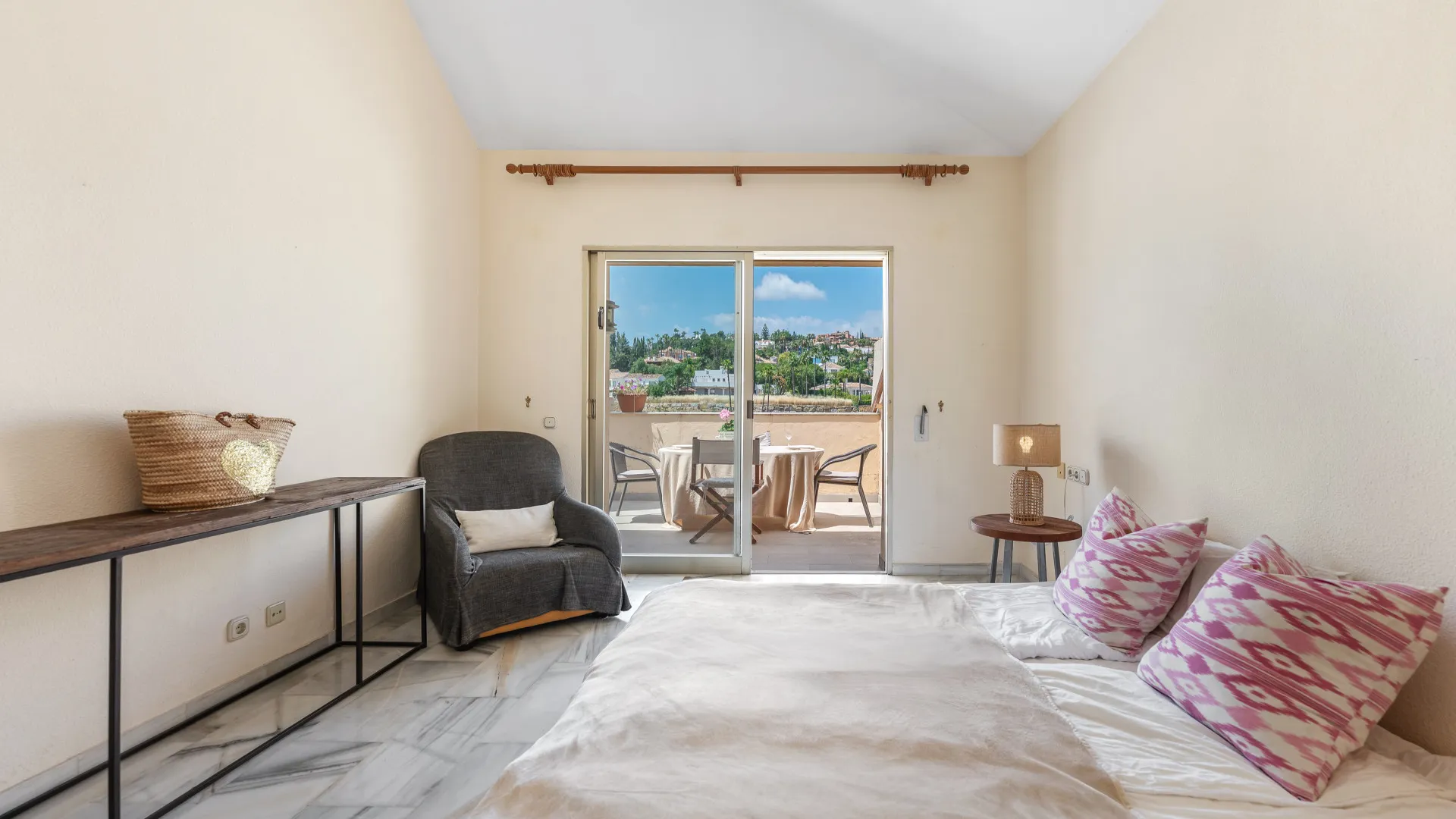 Duplex penthouse for sale in Country Club Las Brisas