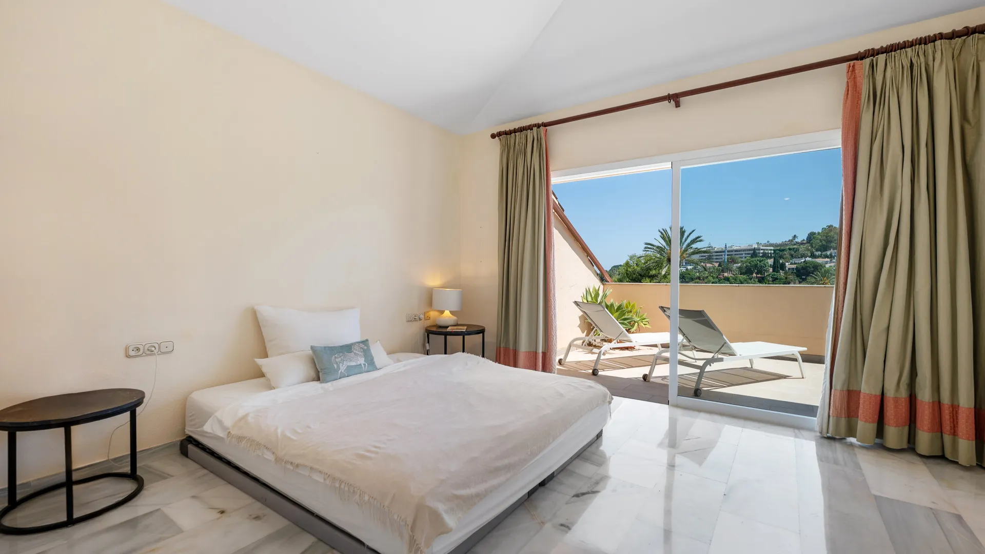 Duplex penthouse for sale in Country Club Las Brisas