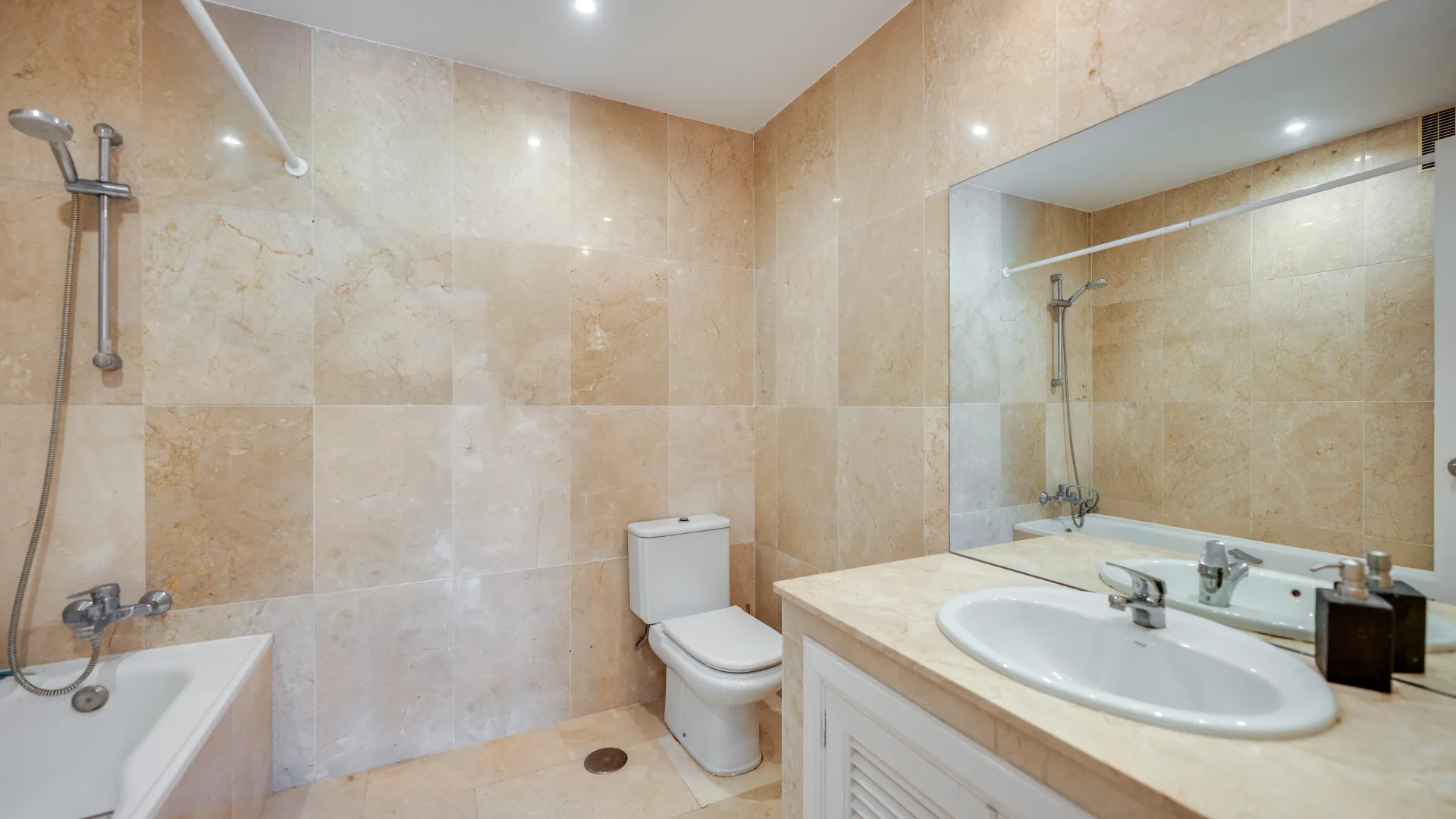 Duplex penthouse for sale in Country Club Las Brisas