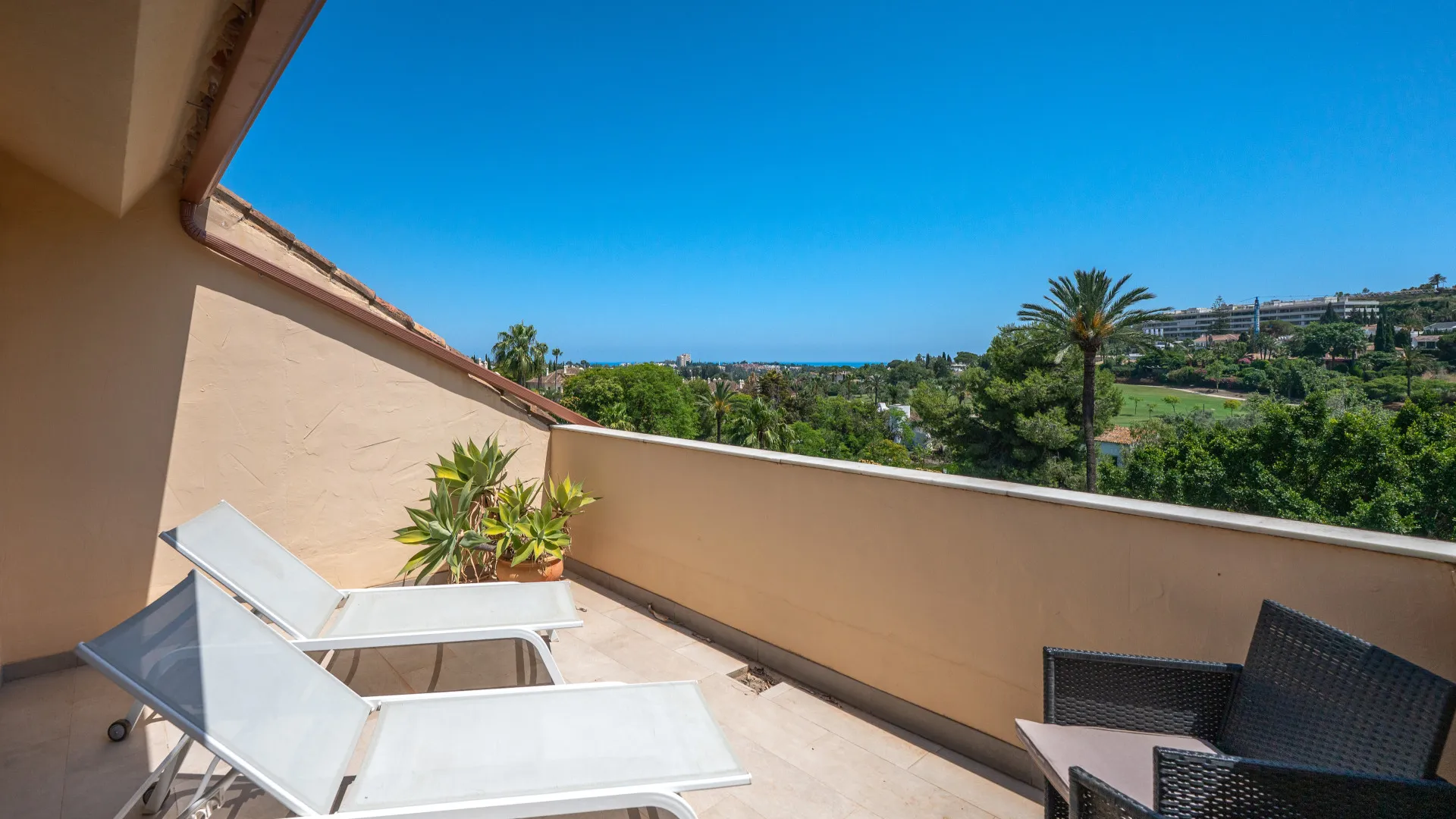 Duplex penthouse for sale in Country Club Las Brisas