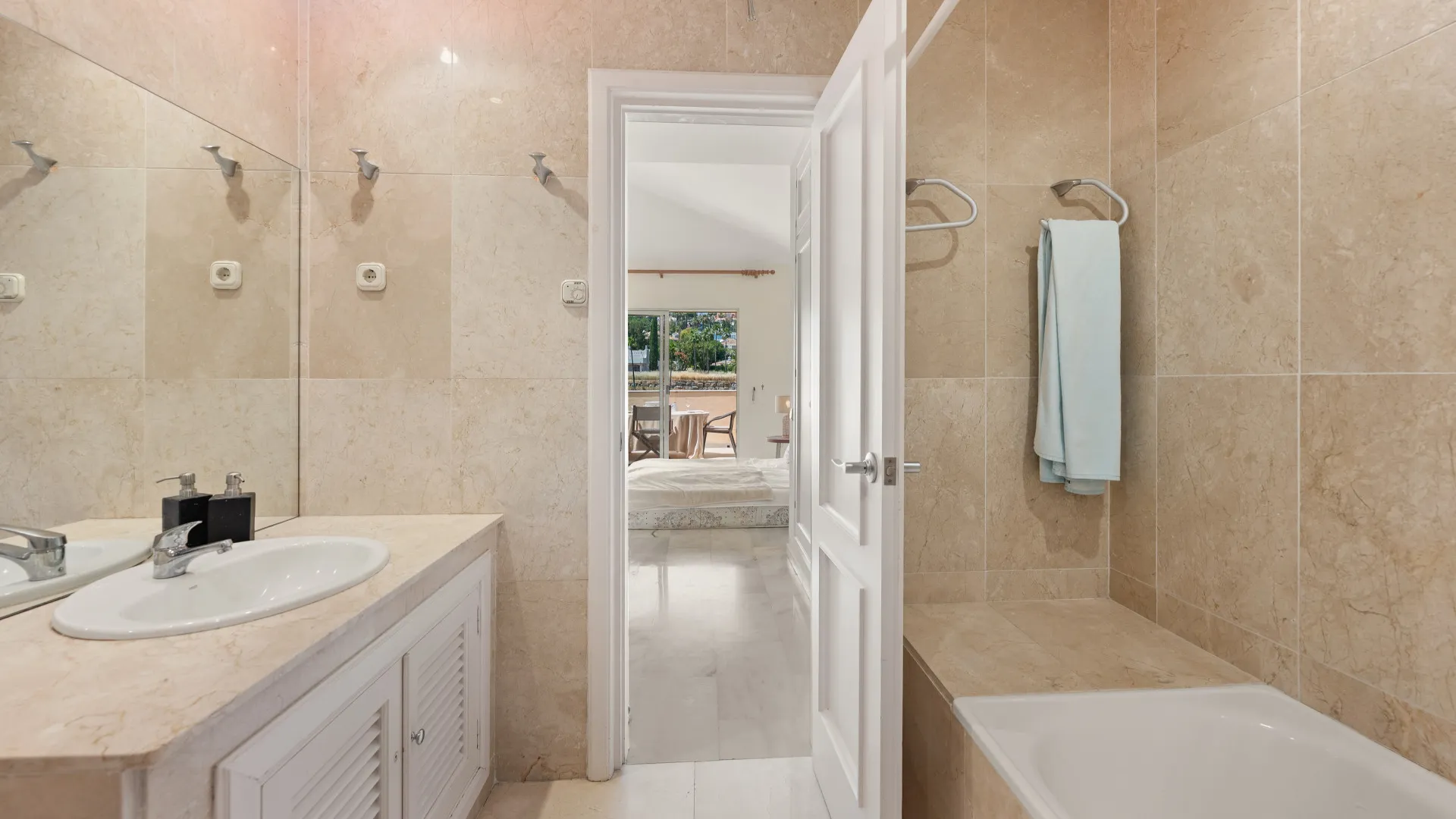 Duplex penthouse for sale in Country Club Las Brisas