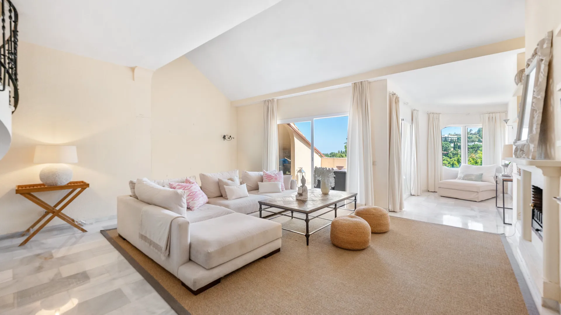 Duplex penthouse for sale in Country Club Las Brisas