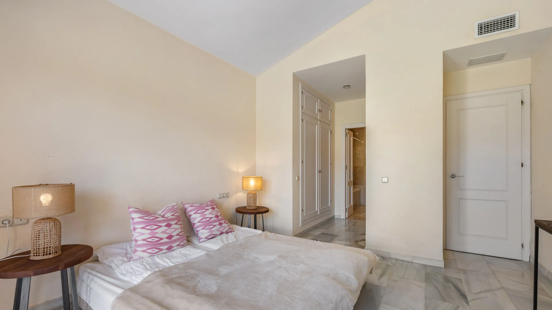 Duplex penthouse for sale in Country Club Las Brisas