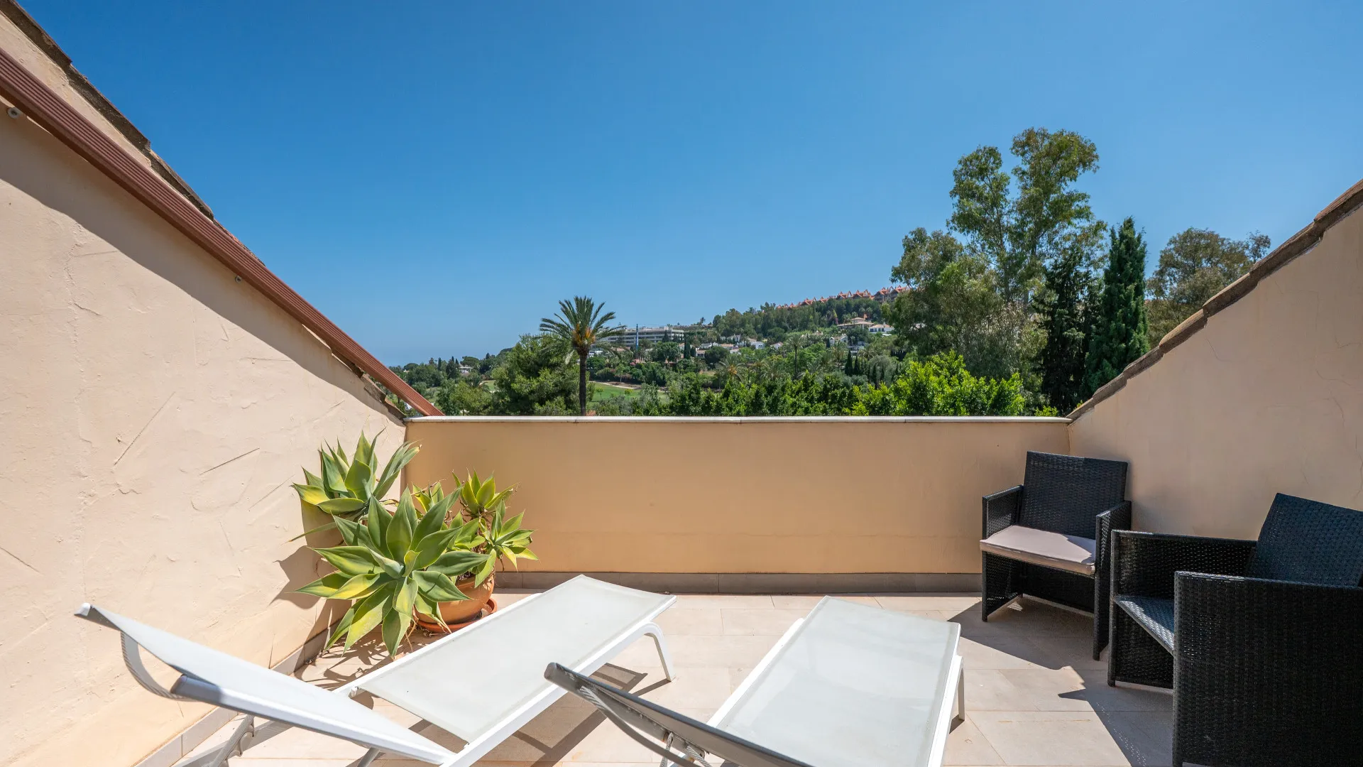 Duplex penthouse for sale in Country Club Las Brisas
