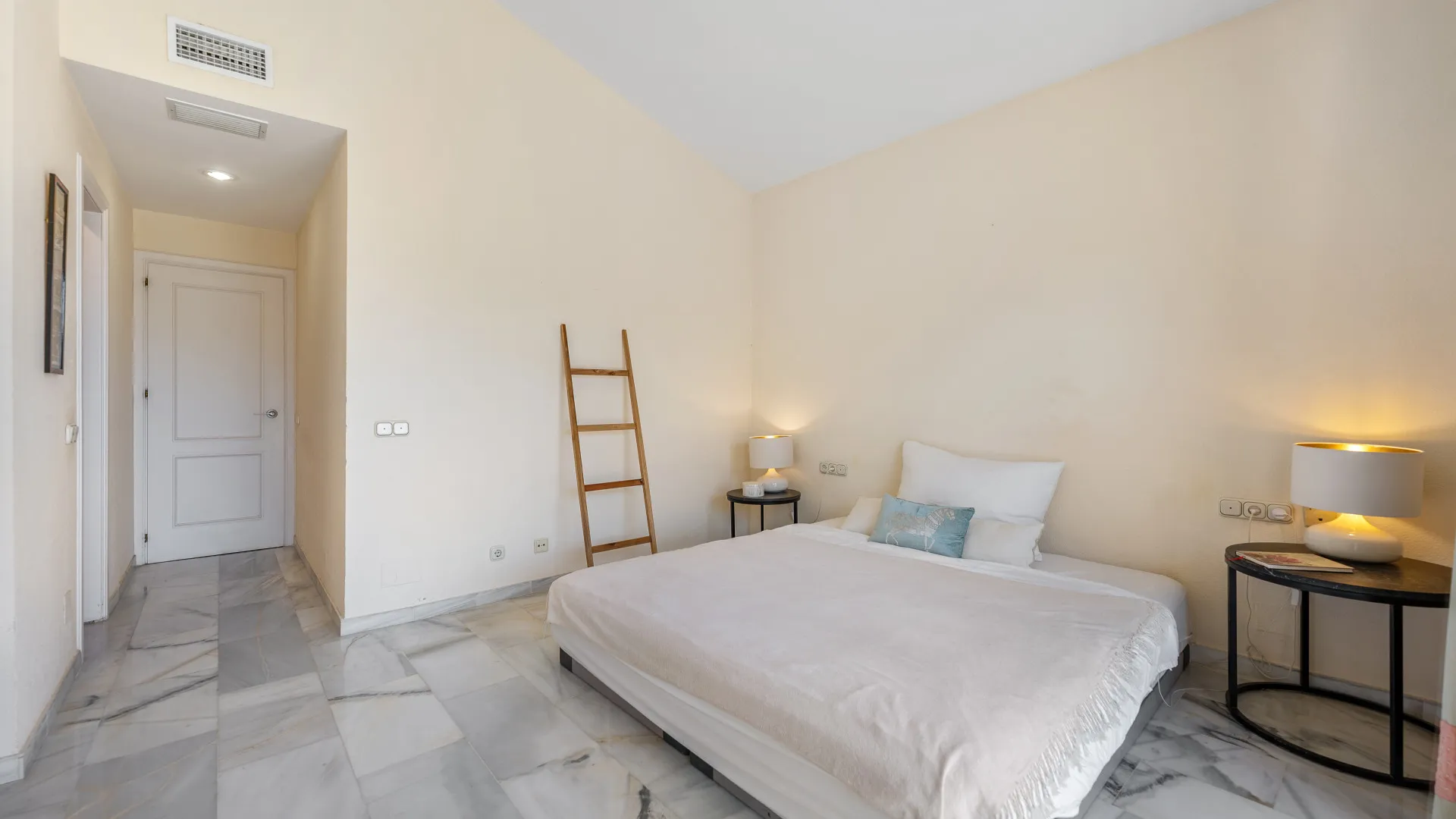 Duplex penthouse for sale in Country Club Las Brisas