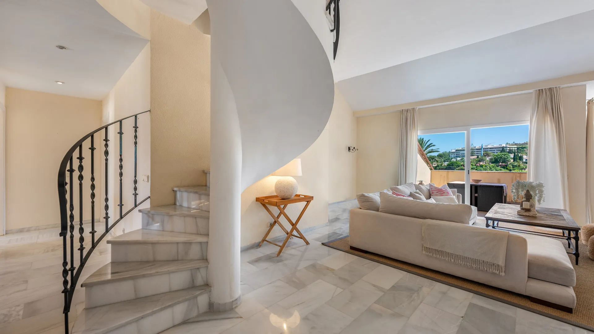 Duplex penthouse for sale in Country Club Las Brisas