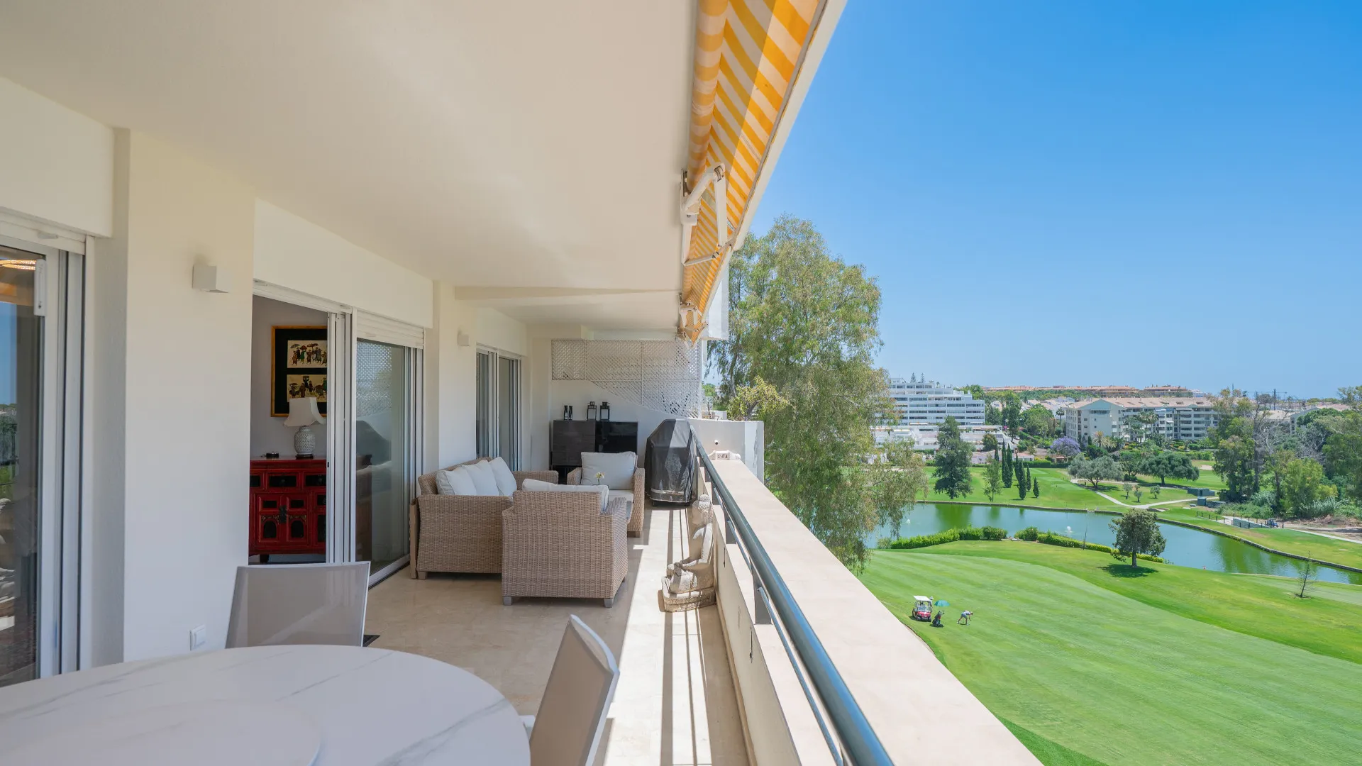 4 bedrooms duplex penthouse in Guadalmina Alta for sale