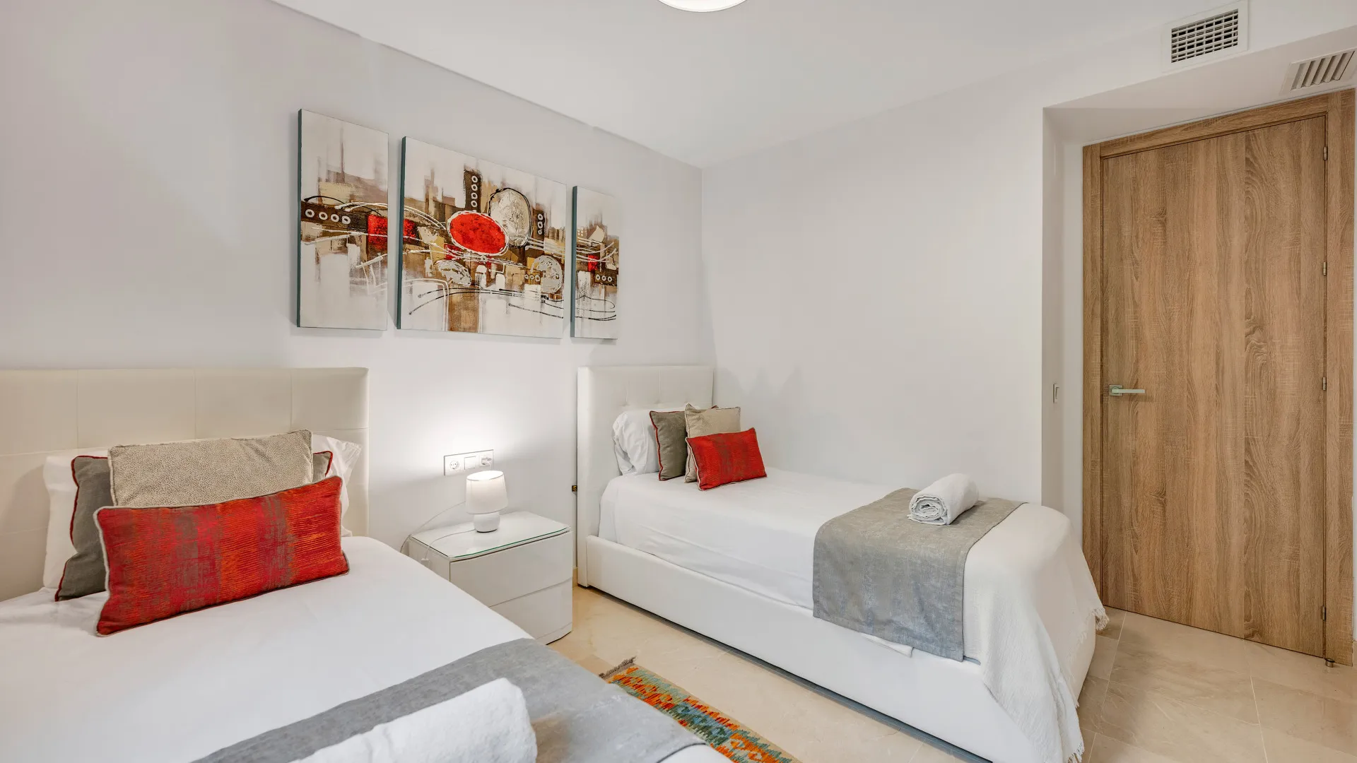 Apartamento planta baja de 3 dormitorios en venta en Marbella - Puerto Banus