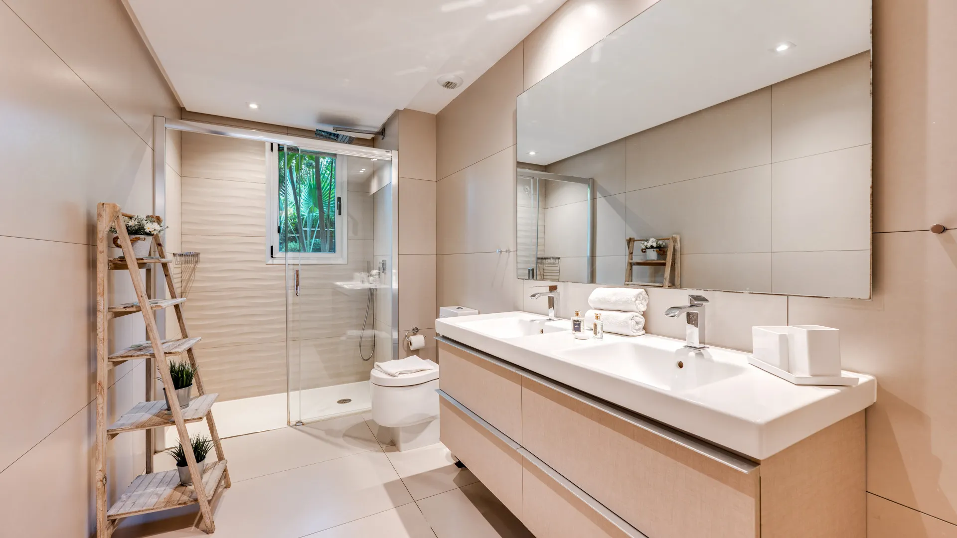 Apartamento planta baja de 3 dormitorios en venta en Marbella - Puerto Banus