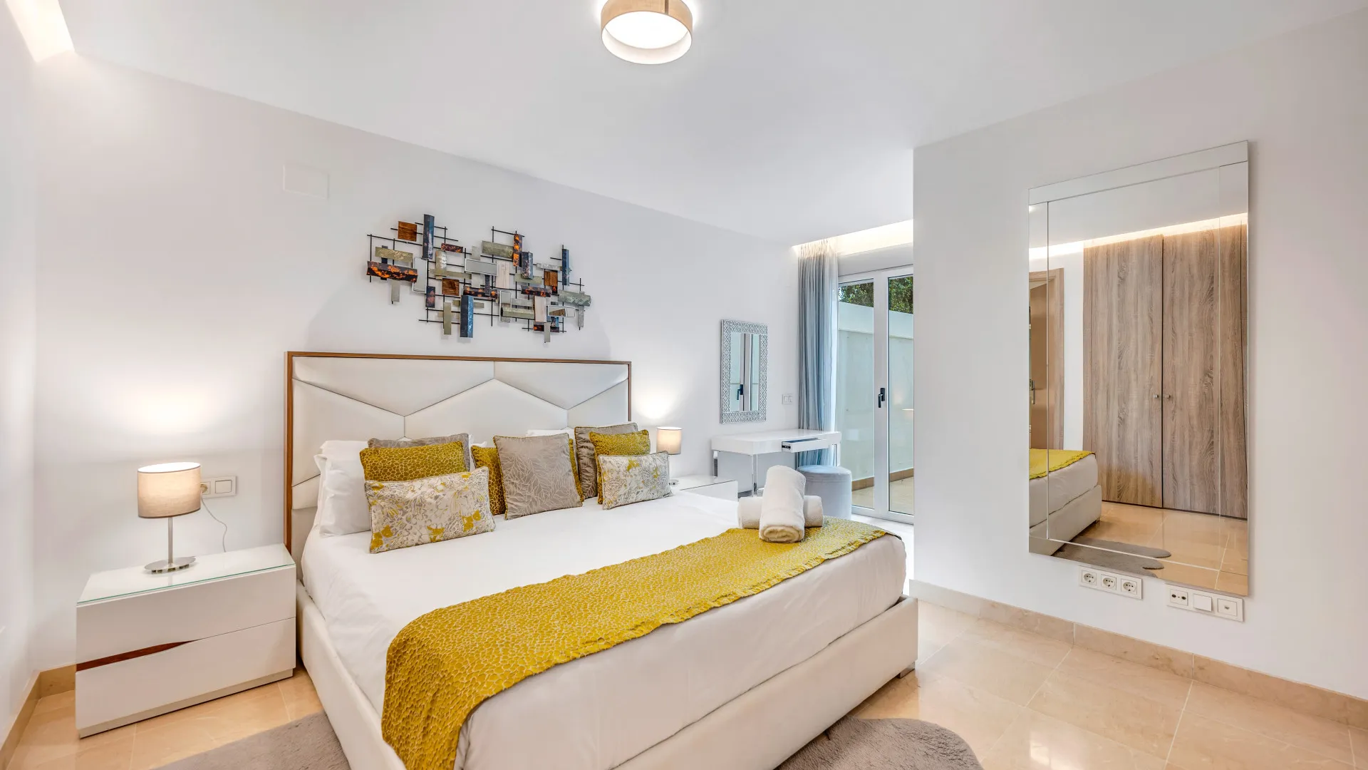 Apartamento planta baja de 3 dormitorios en venta en Marbella - Puerto Banus