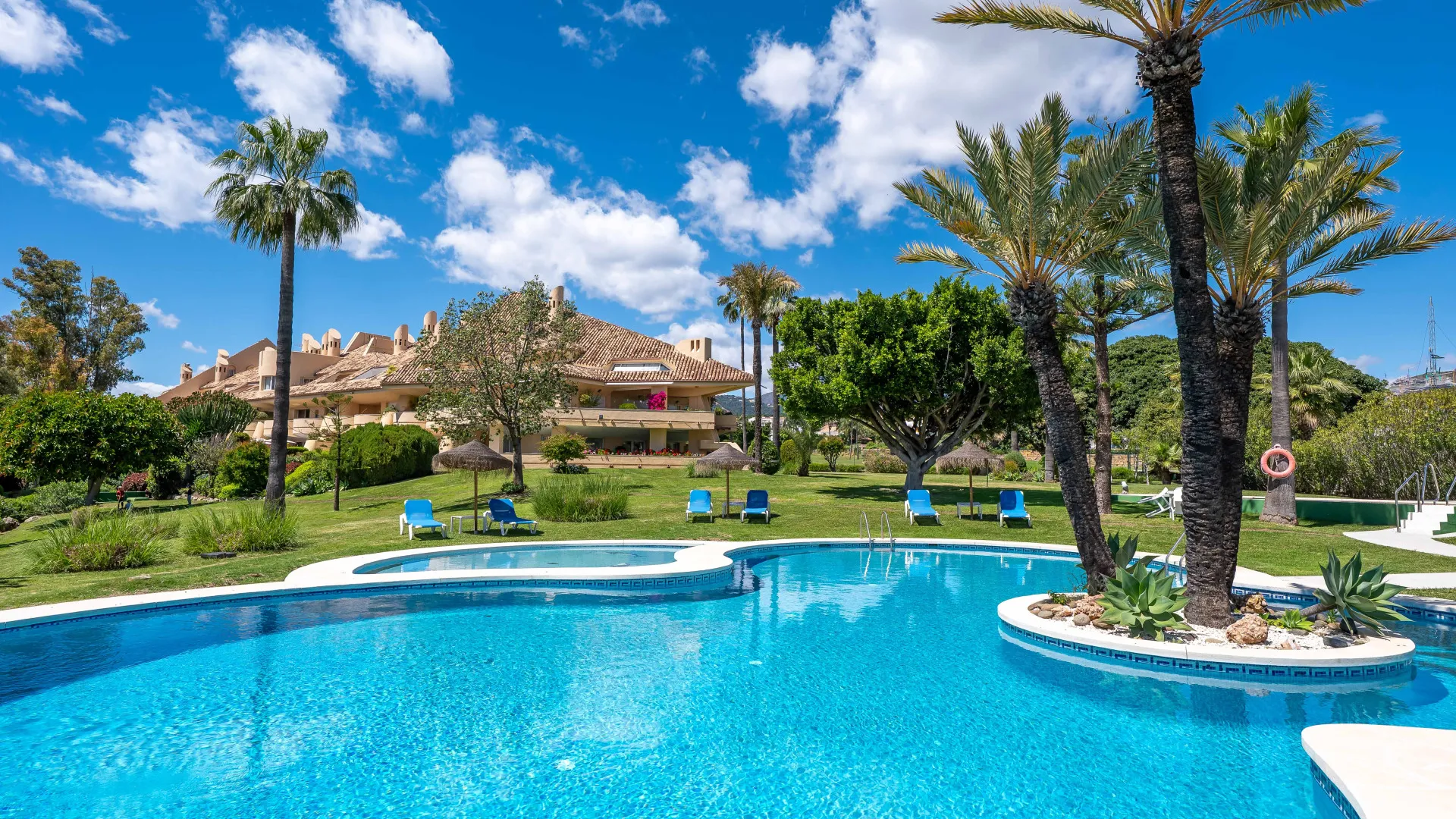 Ground floor apartment with 4 bedrooms for sale in Country Club Las Brisas
