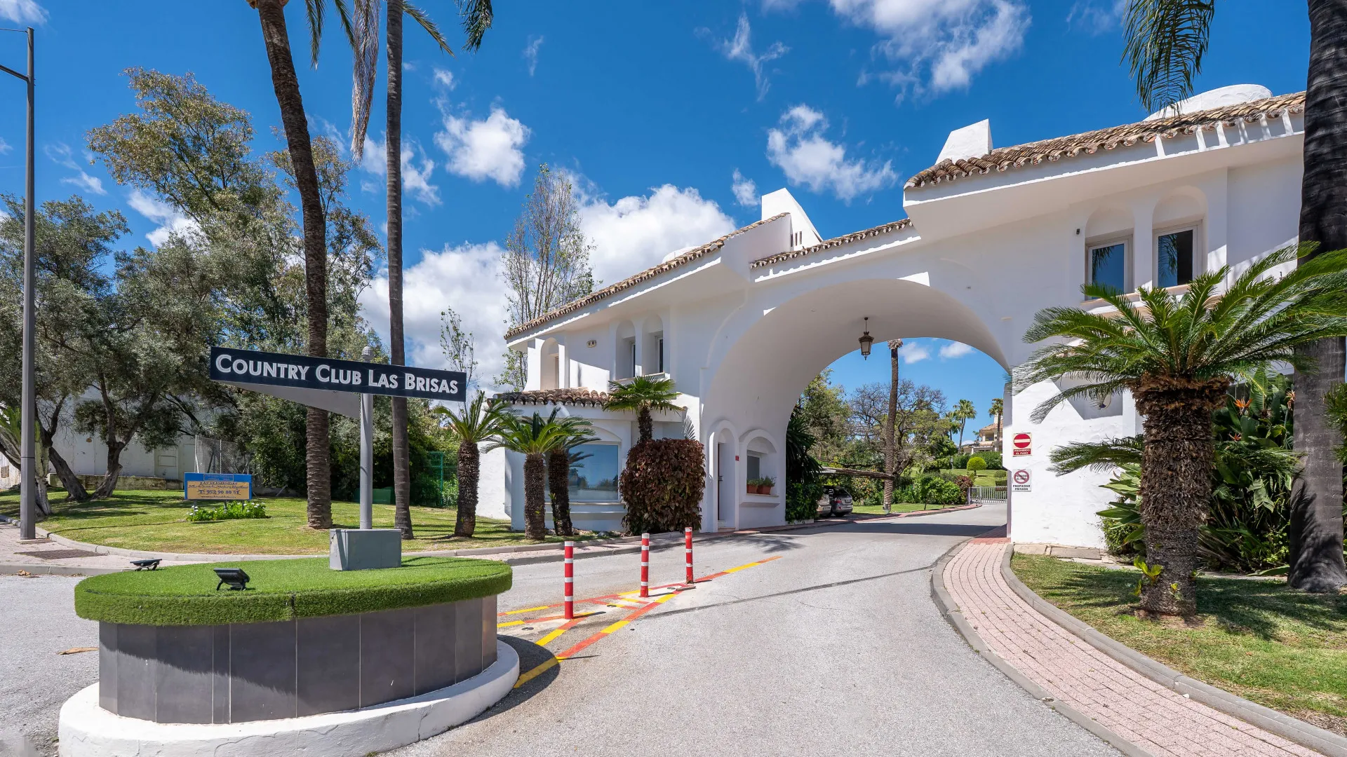 Ground floor apartment with 4 bedrooms for sale in Country Club Las Brisas