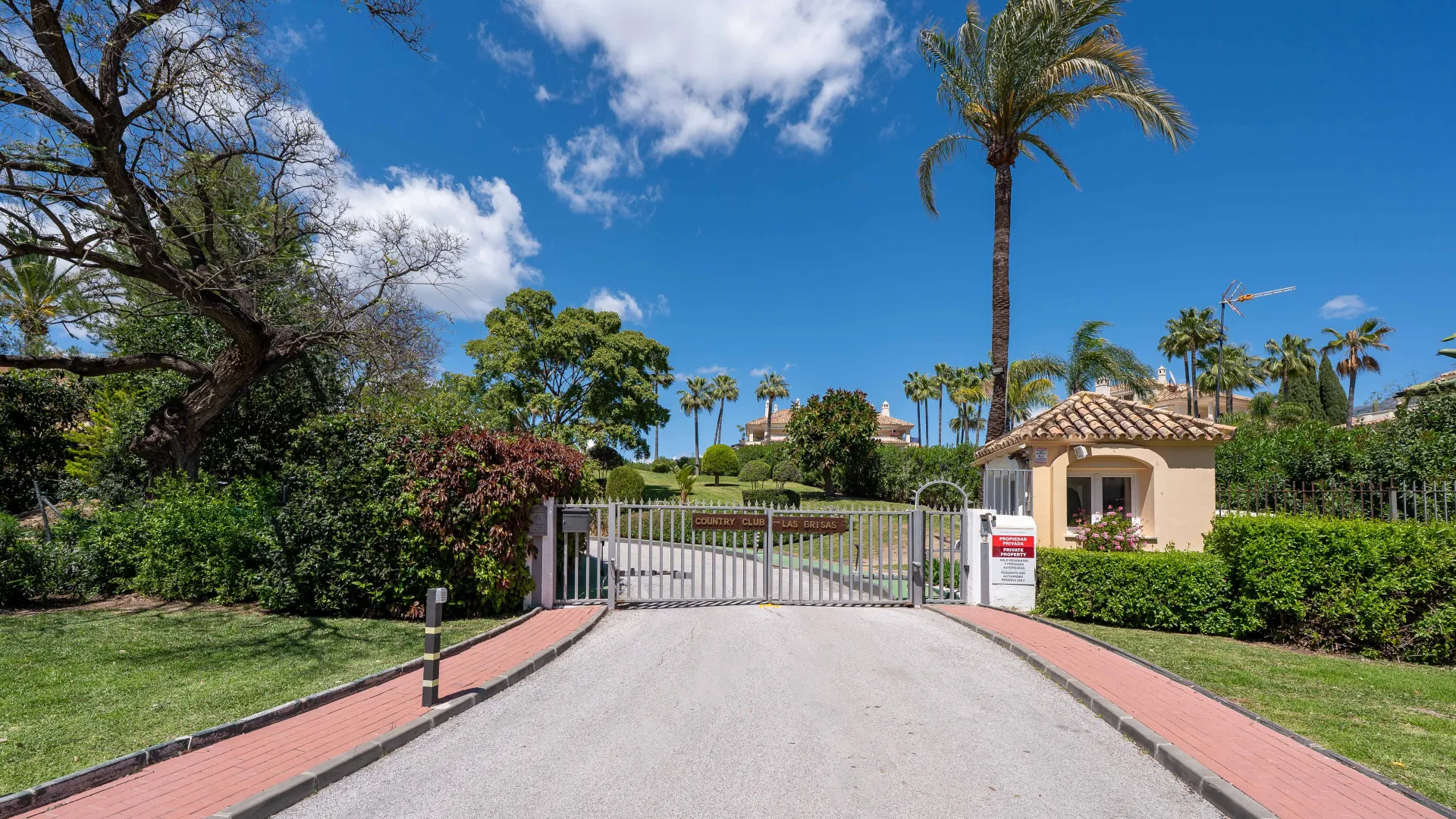 Ground floor apartment with 4 bedrooms for sale in Country Club Las Brisas