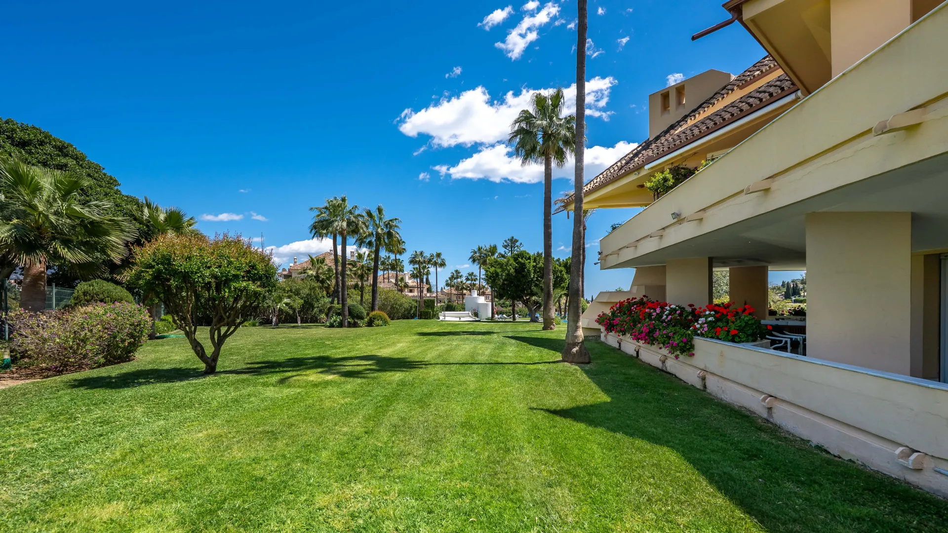 Ground floor apartment with 4 bedrooms for sale in Country Club Las Brisas