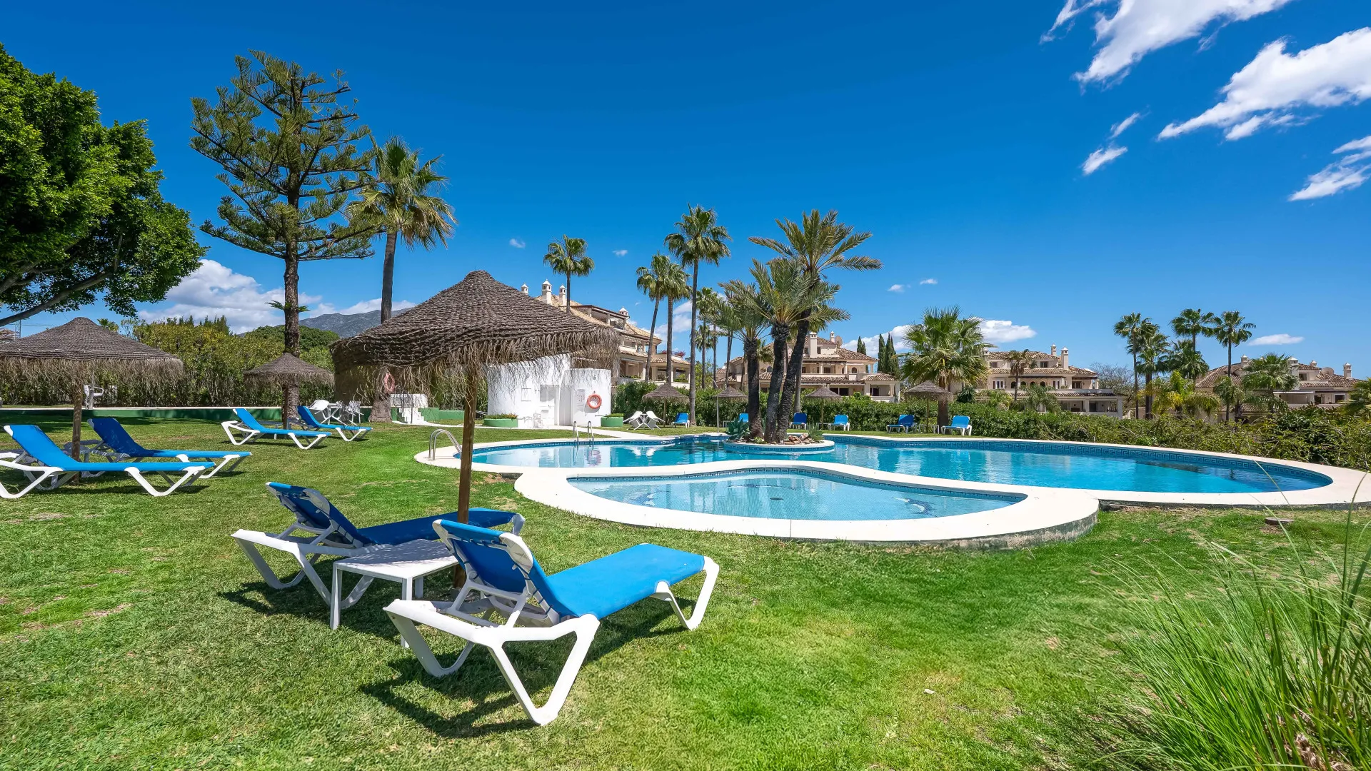 Ground floor apartment with 4 bedrooms for sale in Country Club Las Brisas
