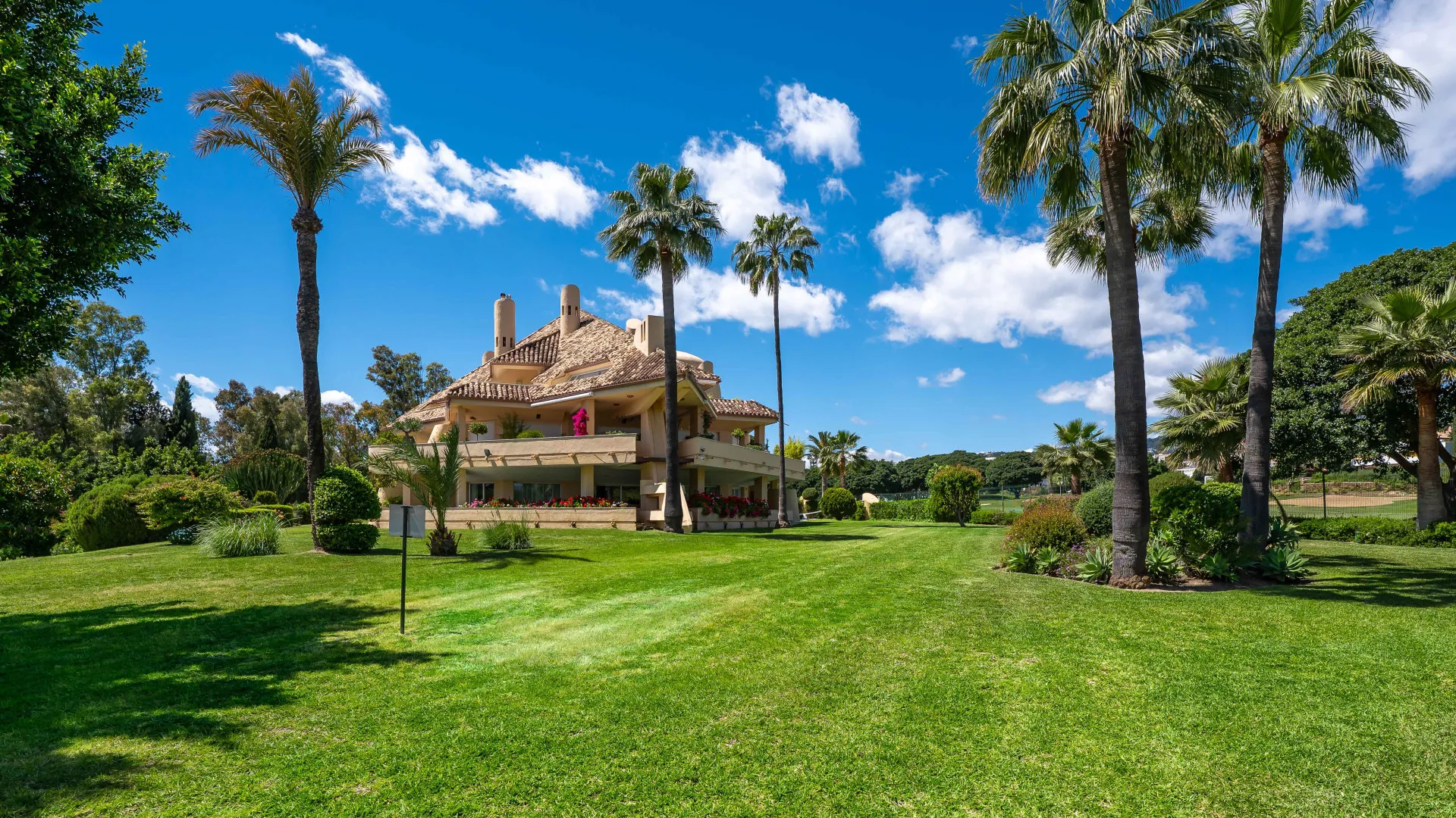 Ground floor apartment with 4 bedrooms for sale in Country Club Las Brisas
