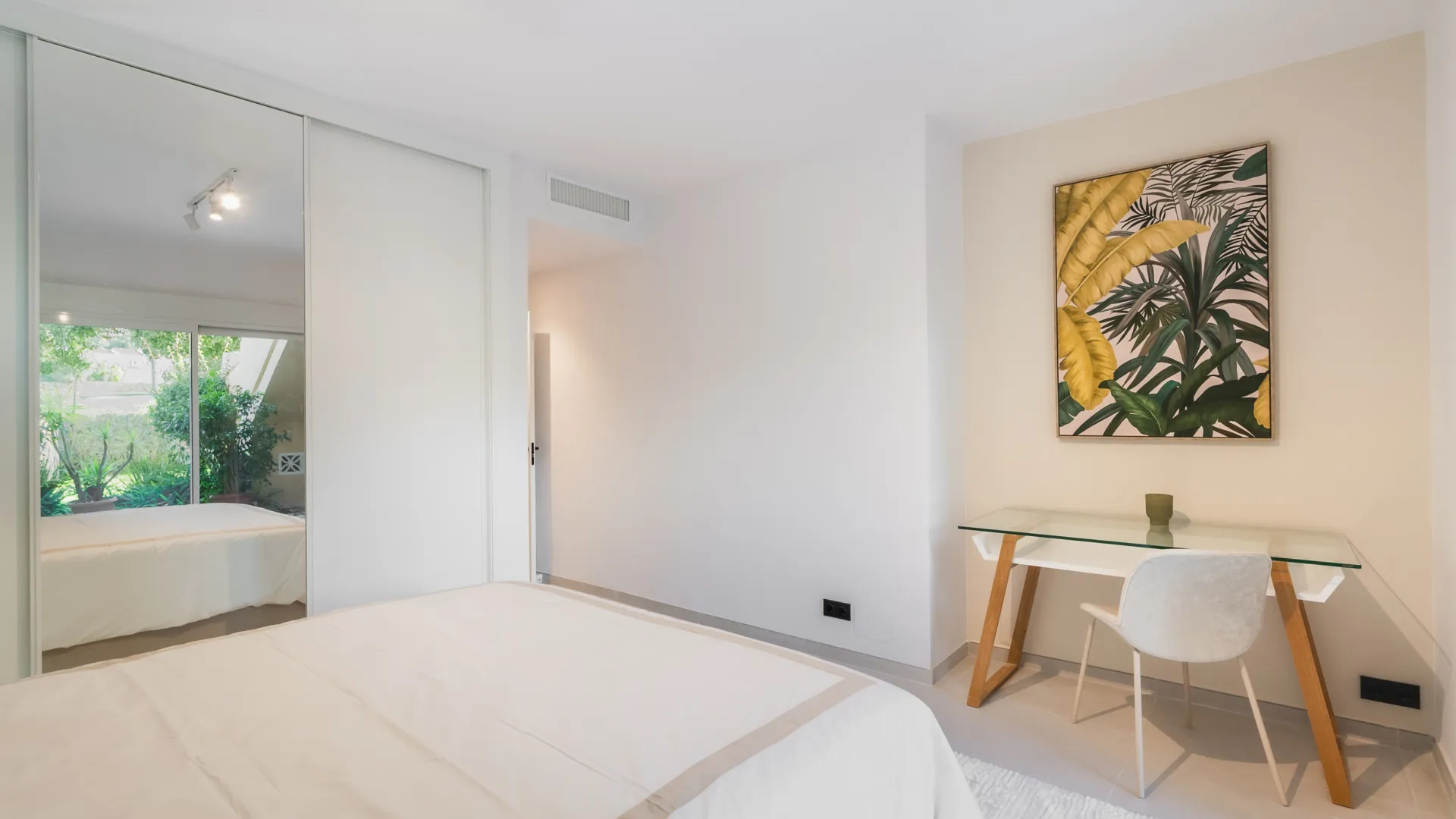 Ground floor apartment with 4 bedrooms for sale in Country Club Las Brisas