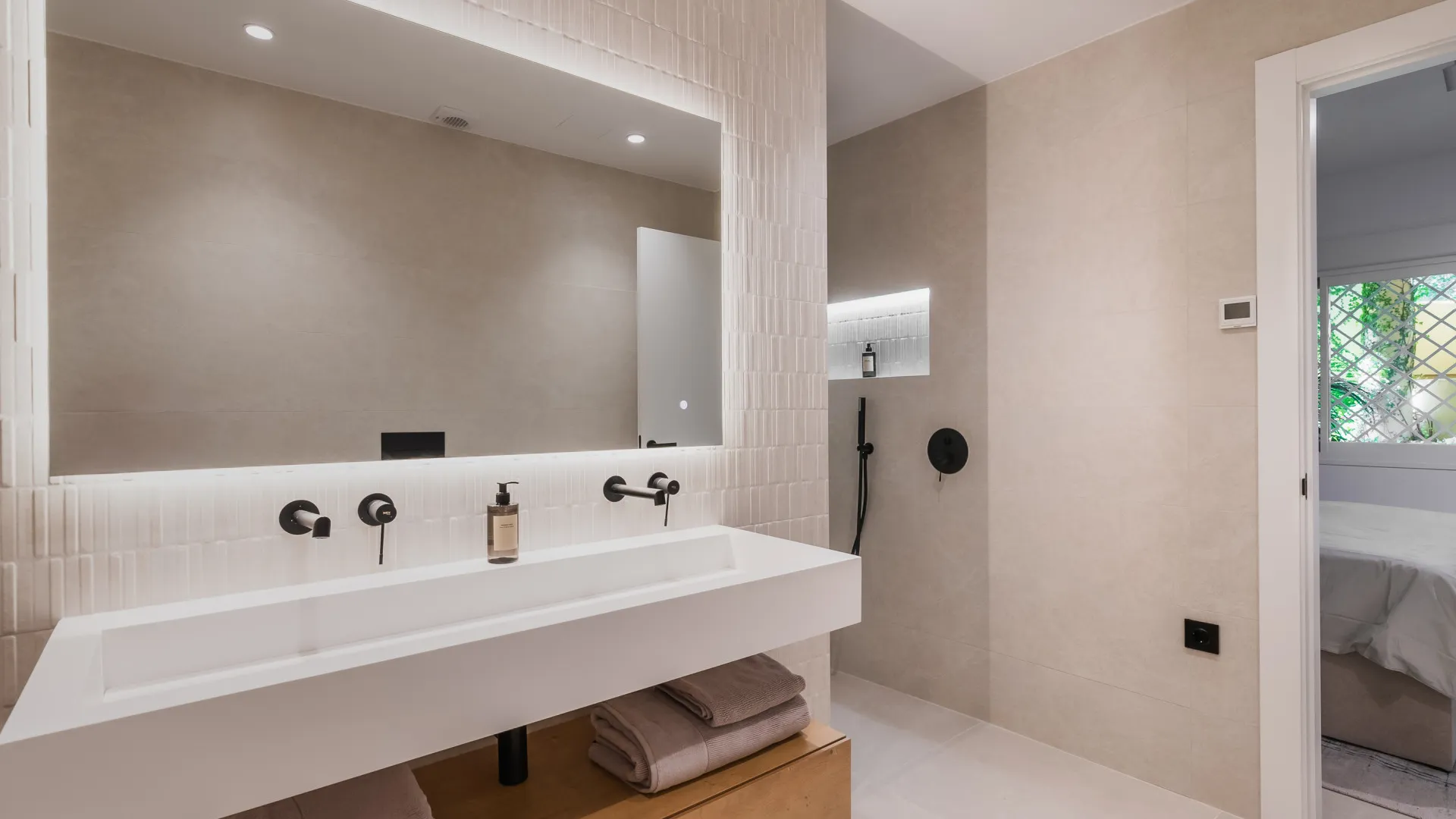 Ground floor apartment with 4 bedrooms for sale in Country Club Las Brisas