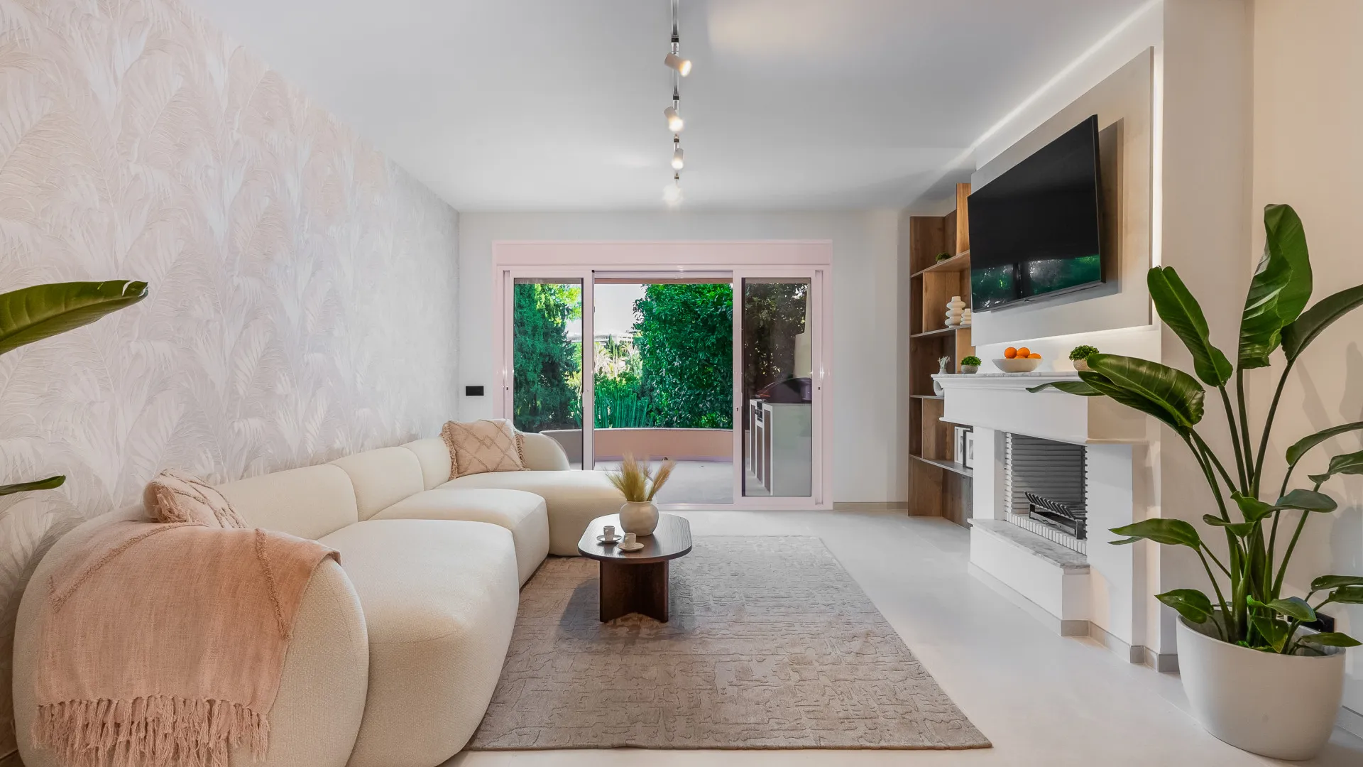 Ground floor apartment with 4 bedrooms for sale in Country Club Las Brisas