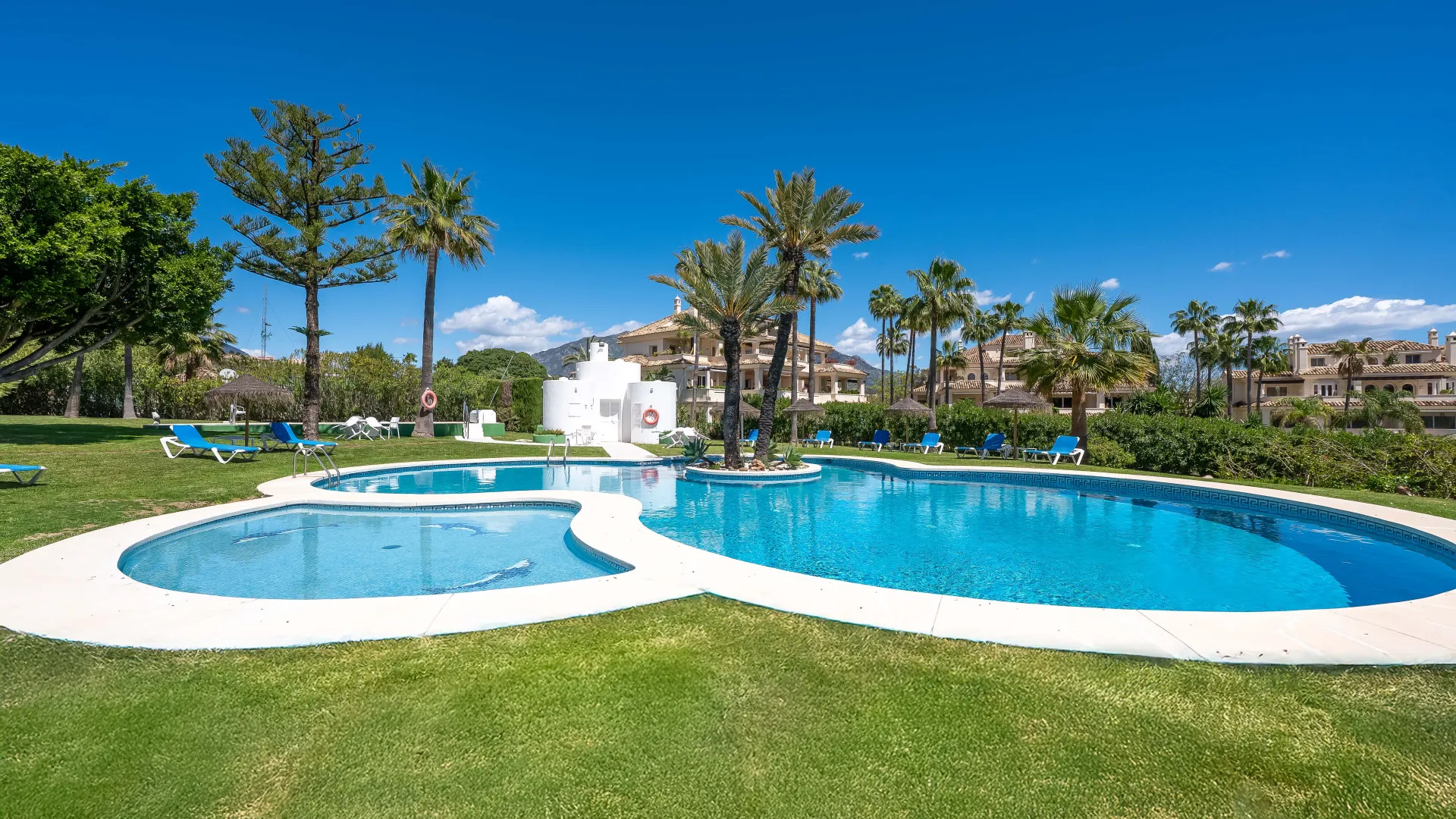 Ground floor apartment with 4 bedrooms for sale in Country Club Las Brisas