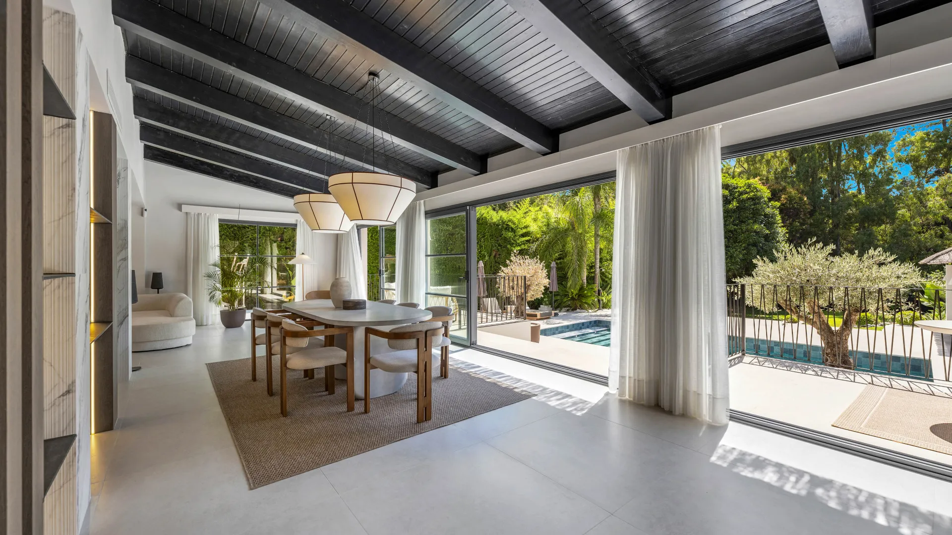 5 bedrooms villa in Nueva Andalucia for sale