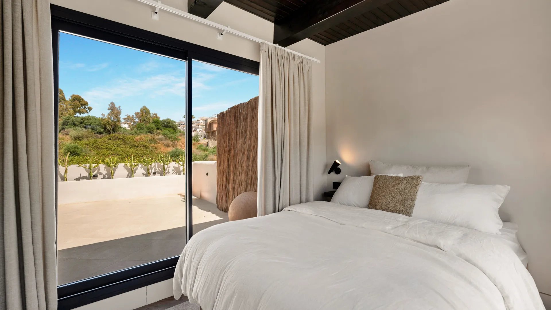 5 bedrooms villa in Nueva Andalucia for sale