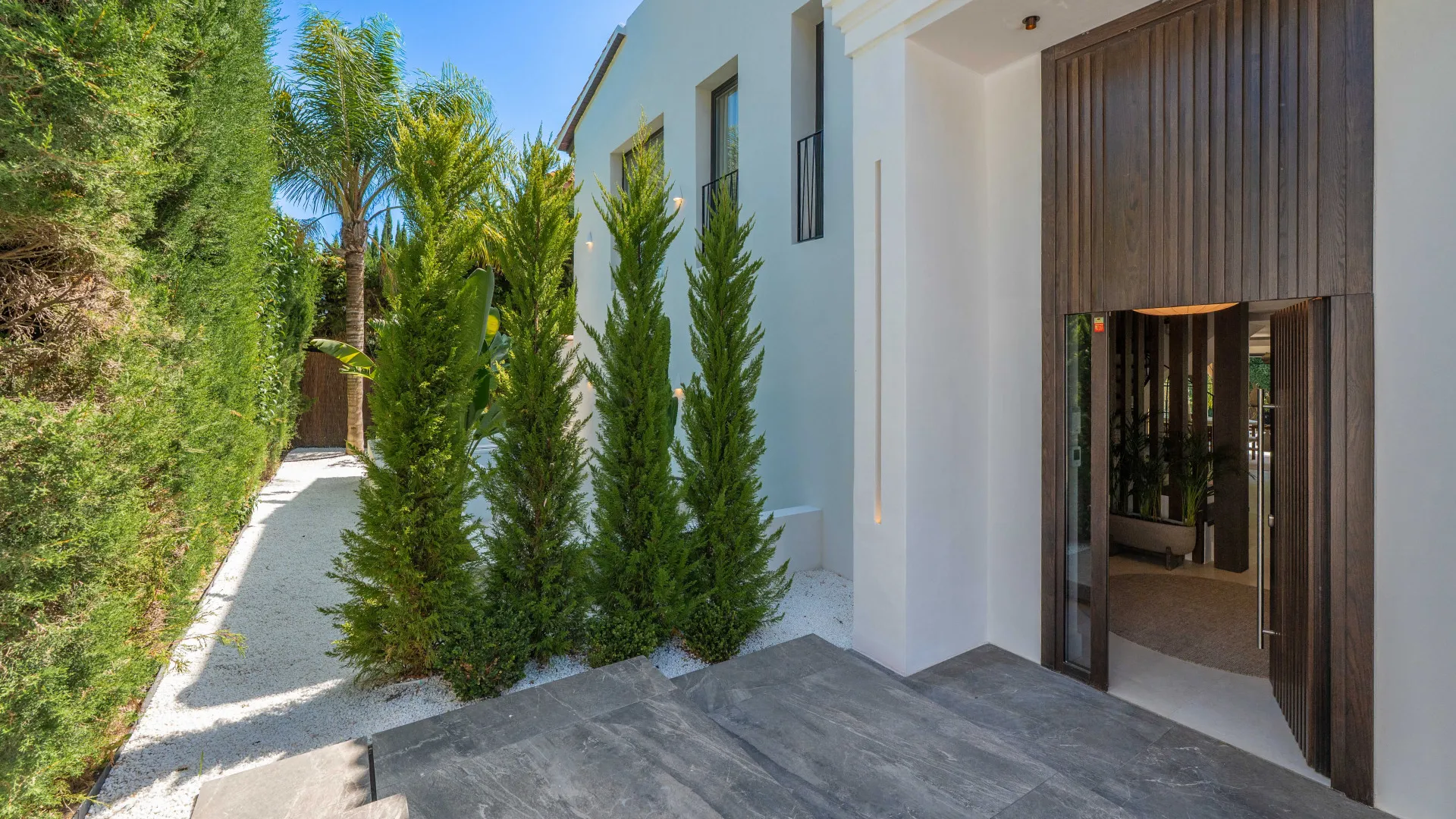 5 bedrooms villa in Nueva Andalucia for sale