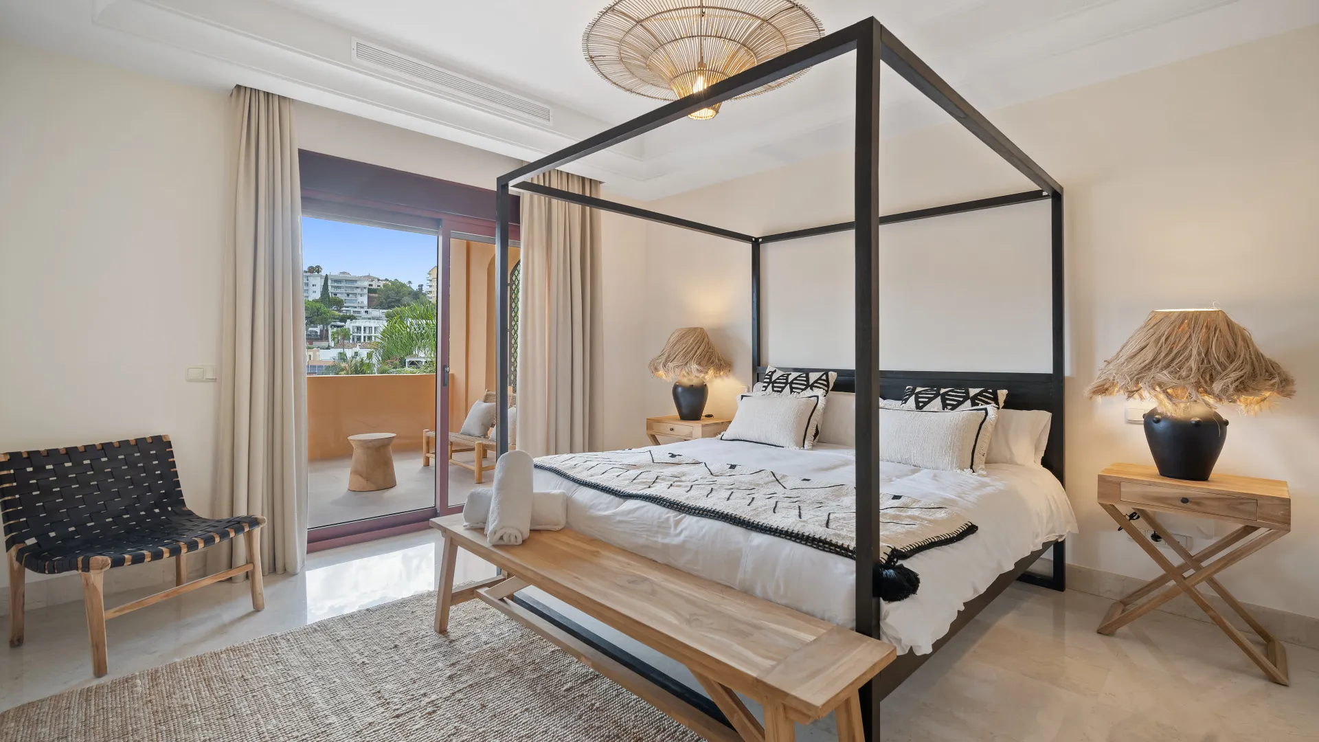 Villa pareada con 5 dormitorios en venta en Marbella - Puerto Banus