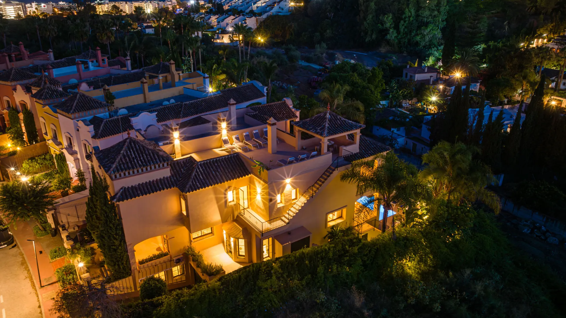 Villa pareada con 5 dormitorios en venta en Marbella - Puerto Banus