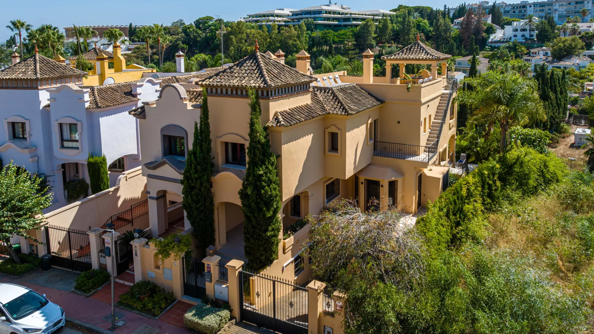 Villa pareada con 5 dormitorios en venta en Marbella - Puerto Banus
