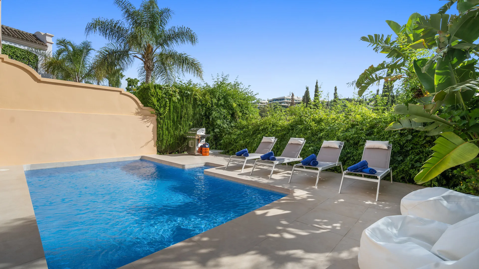 Villa pareada con 5 dormitorios en venta en Marbella - Puerto Banus