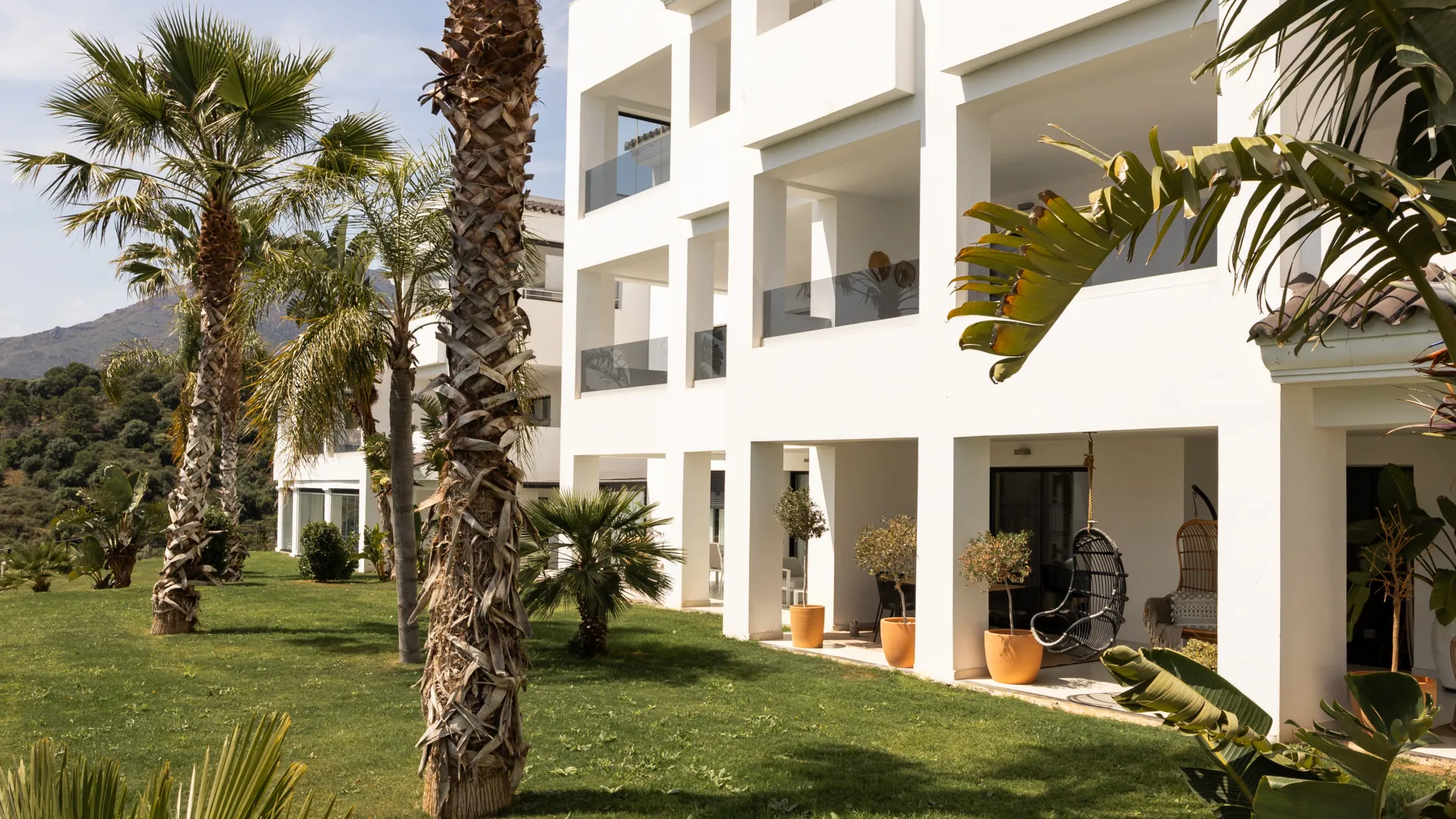 Comprar apartamento planta baja de 3 dormitorios en Mirador de Estepona Hills