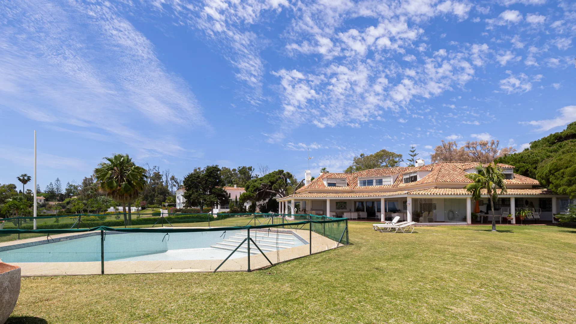 Villa en venta de 4 dormitorios en Guadalmina Baja