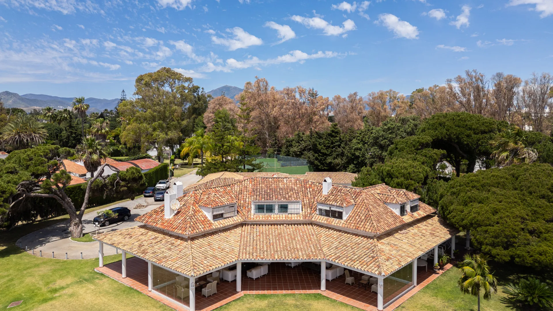 Villa en venta de 4 dormitorios en Guadalmina Baja