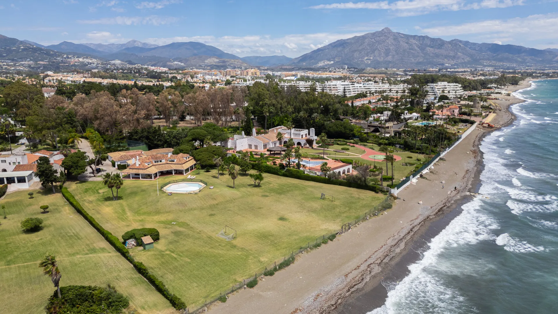 Villa en venta de 4 dormitorios en Guadalmina Baja
