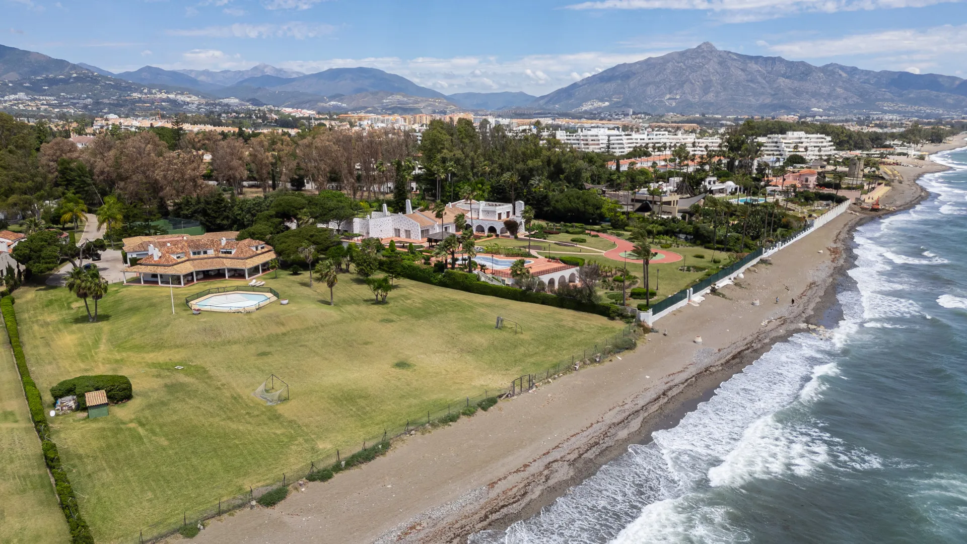 Villa en venta de 4 dormitorios en Guadalmina Baja