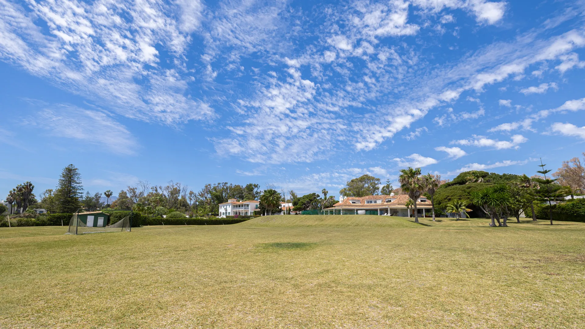 Villa en venta de 4 dormitorios en Guadalmina Baja