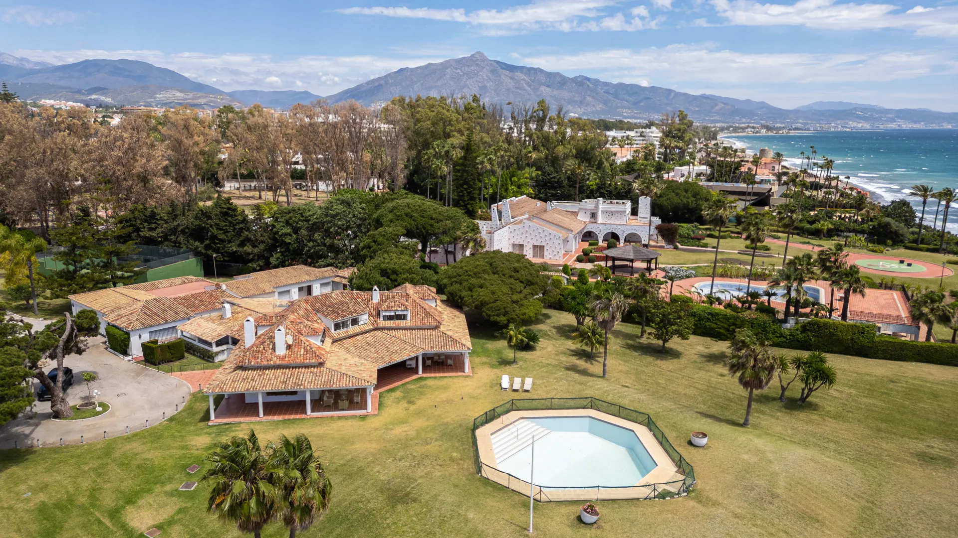 Villa en venta de 4 dormitorios en Guadalmina Baja