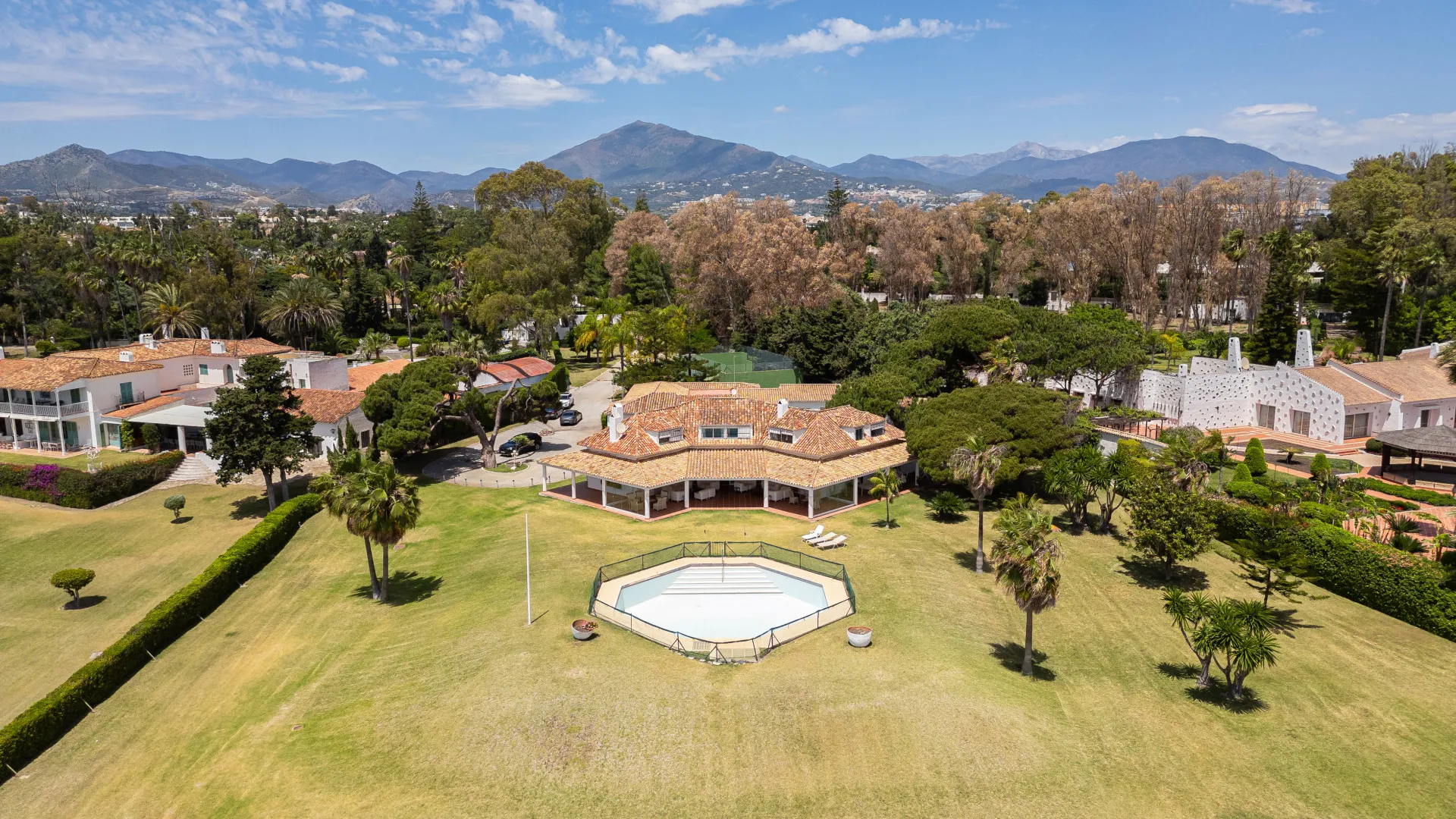 Villa en venta de 4 dormitorios en Guadalmina Baja